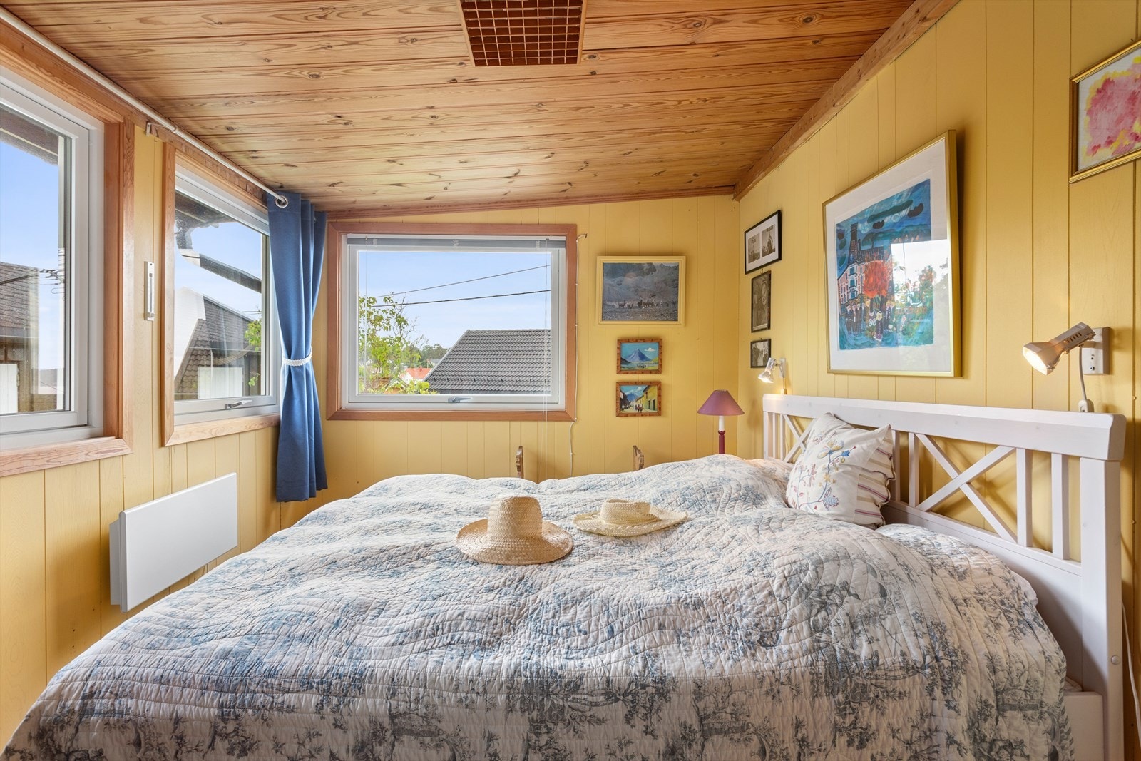 Soverom (2) har plass til dobbeltseng med nattbord. Galleribilde