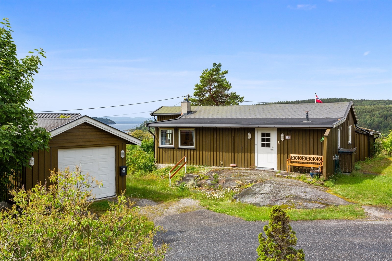 Garasje med plass til en bil og parkeringsmuligheter på tomten. Galleribilde