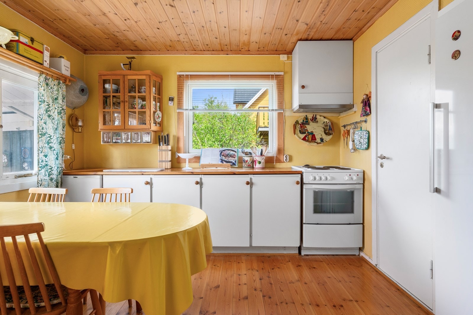 Spiseplass på kjøkken. Galleribilde