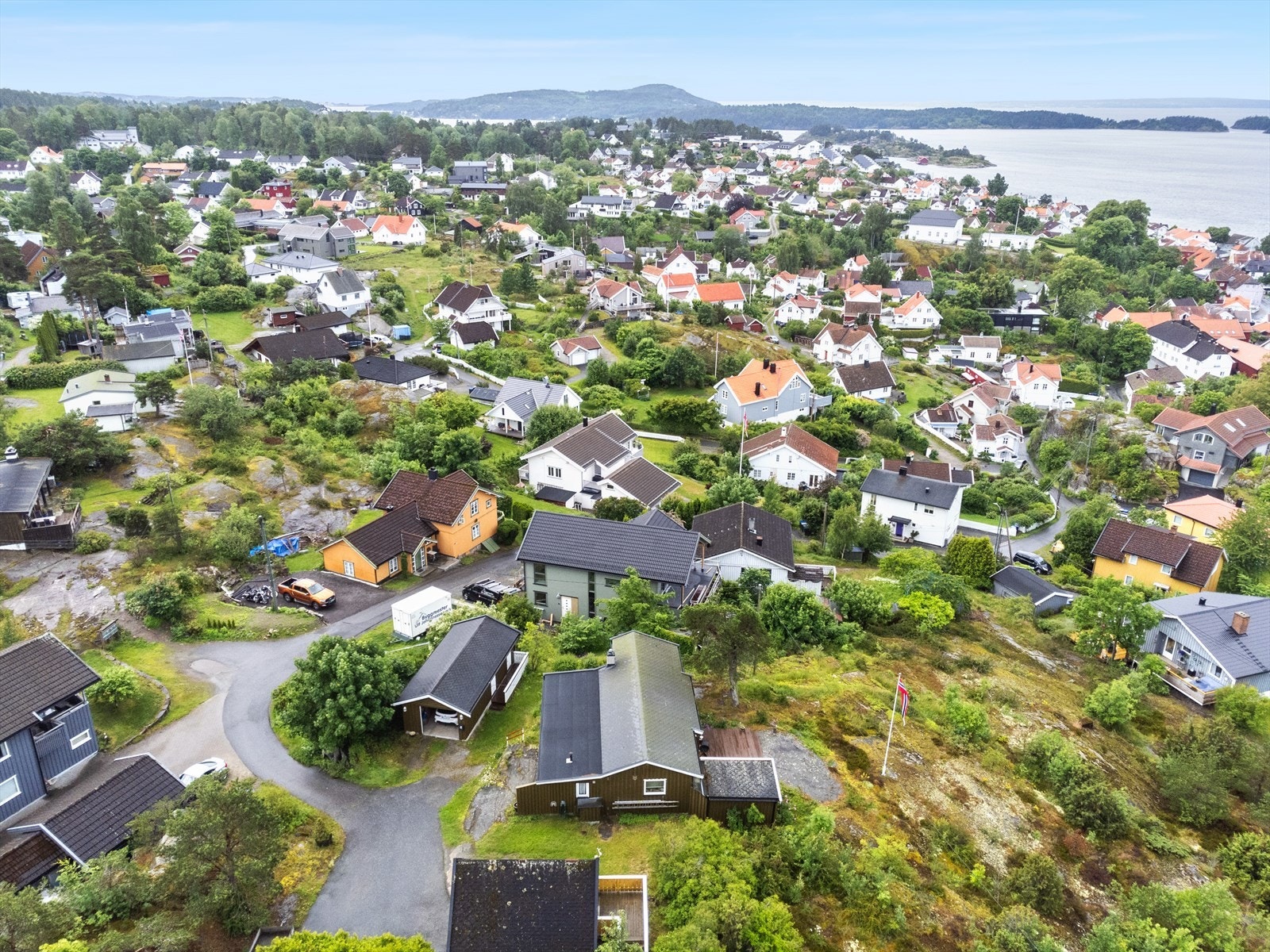 Fra eiendommen er det umiddelbar nærhet til Son sentrum med et godt utvalg av servicetilbud og fasiliteter. Galleribilde