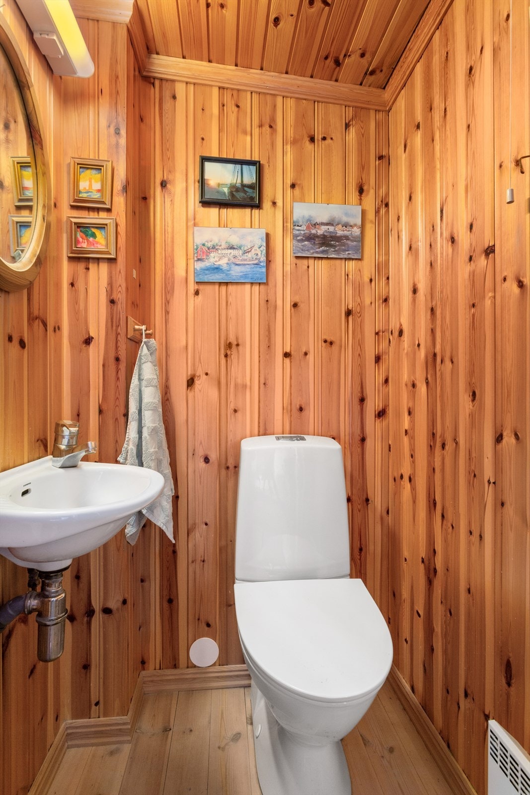 Toalettrom består servant og toalett. Galleribilde