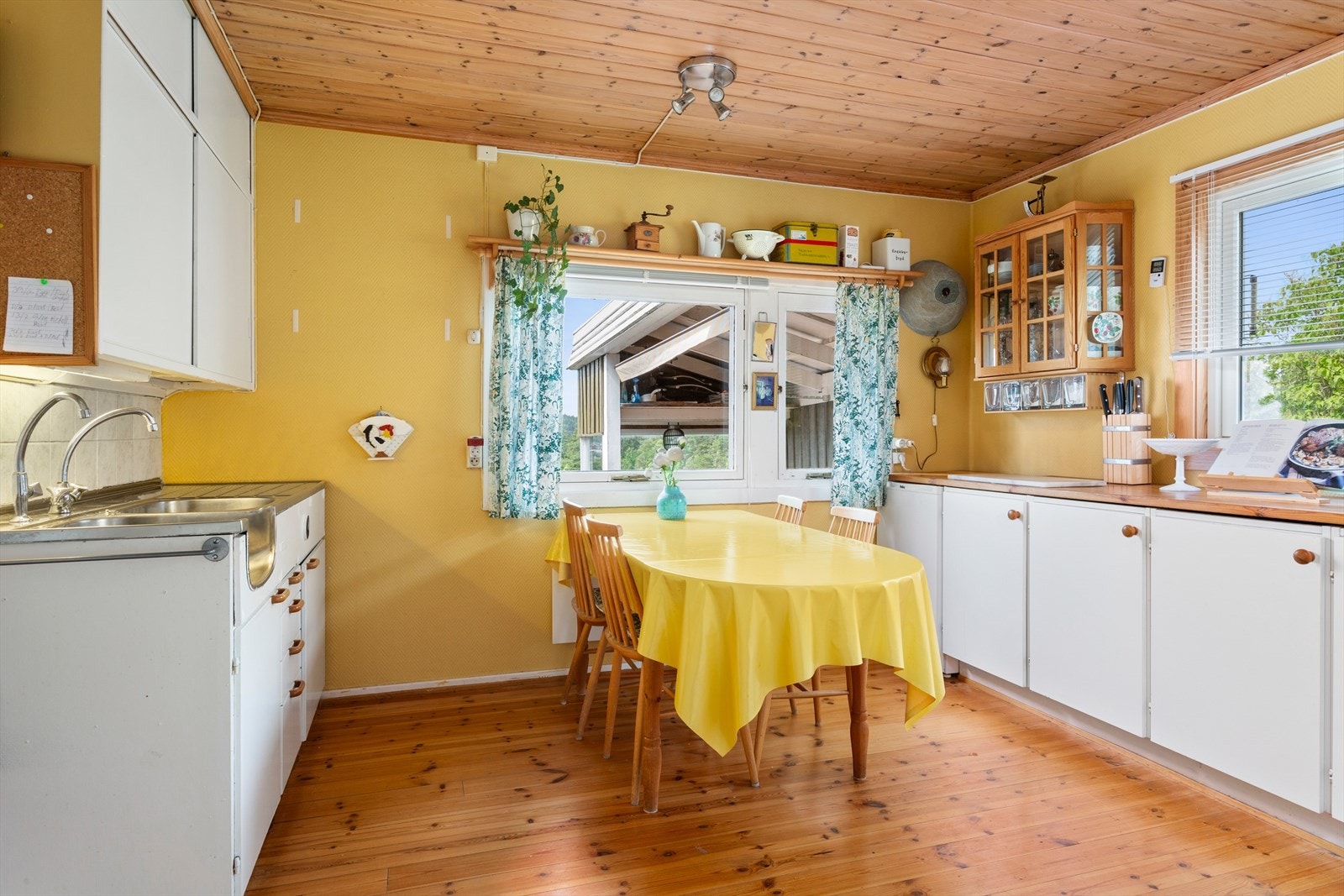 Kjøkken har kjøkkeninnredning med skap-/skuffer for oppbevaring. Galleribilde