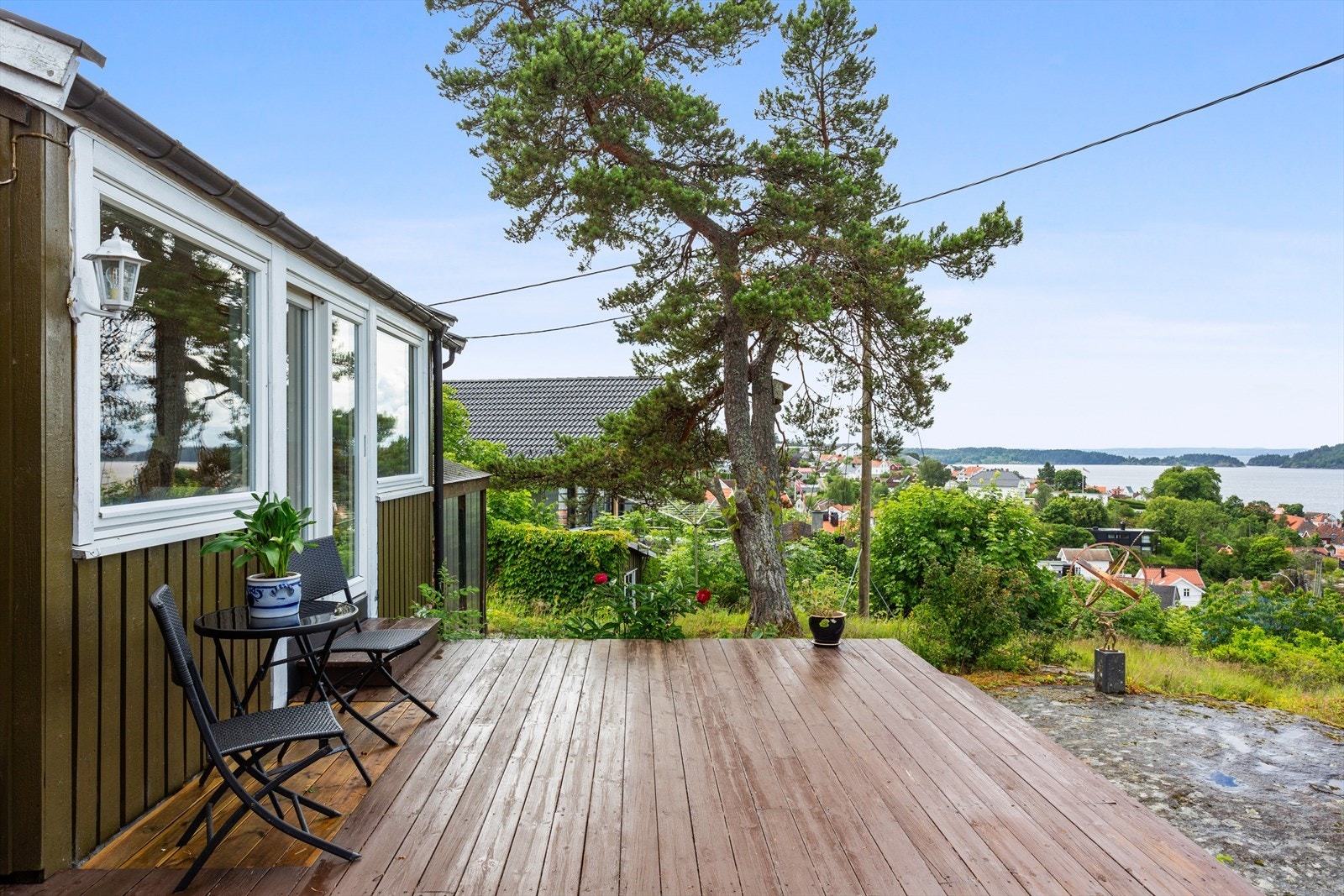 På terrassen er det god plass til utemøbler. Galleribilde