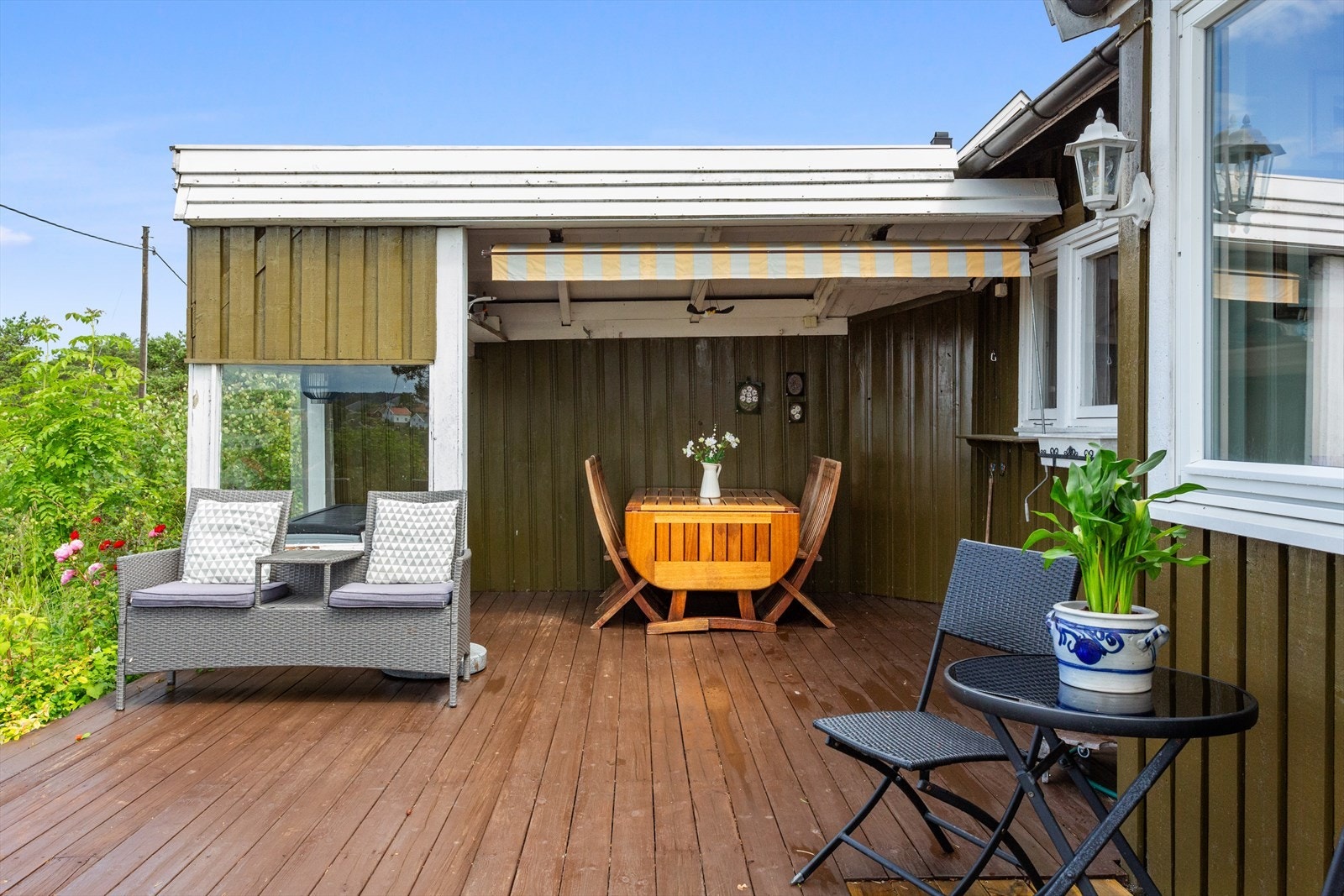 En del av terrassen har overbygg og markise. Galleribilde