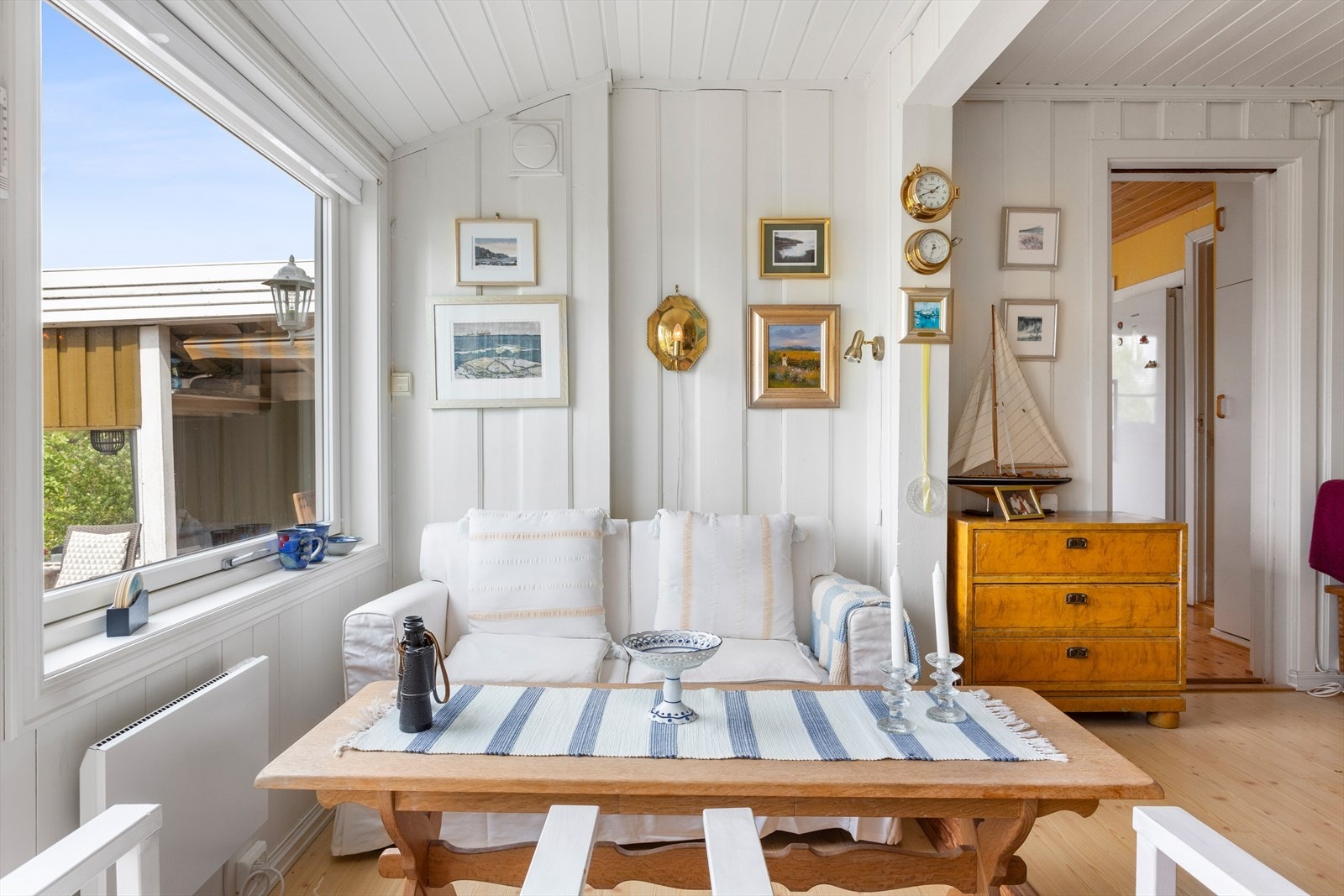 Flere vindusflater slipper mye naturlig lys inn. Galleribilde