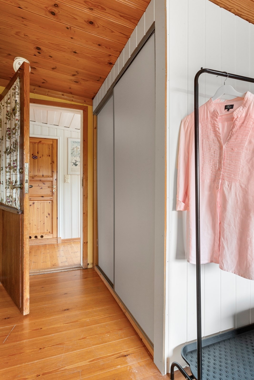 Skyvedørsgarderobe for oppbevaring. Galleribilde