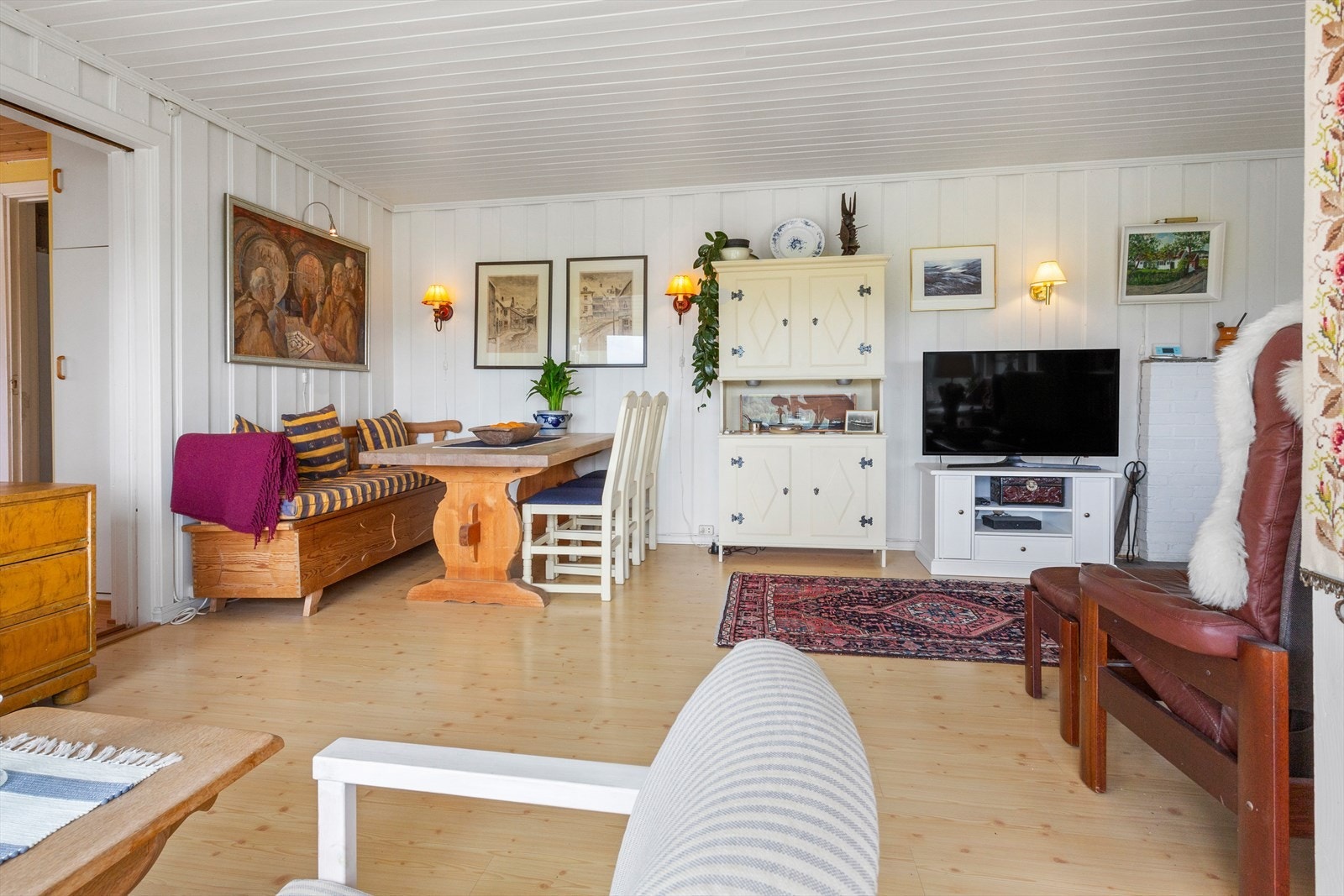 I stuen er det god plass til både sofagruppe og spisebord med stoler til. Galleribilde