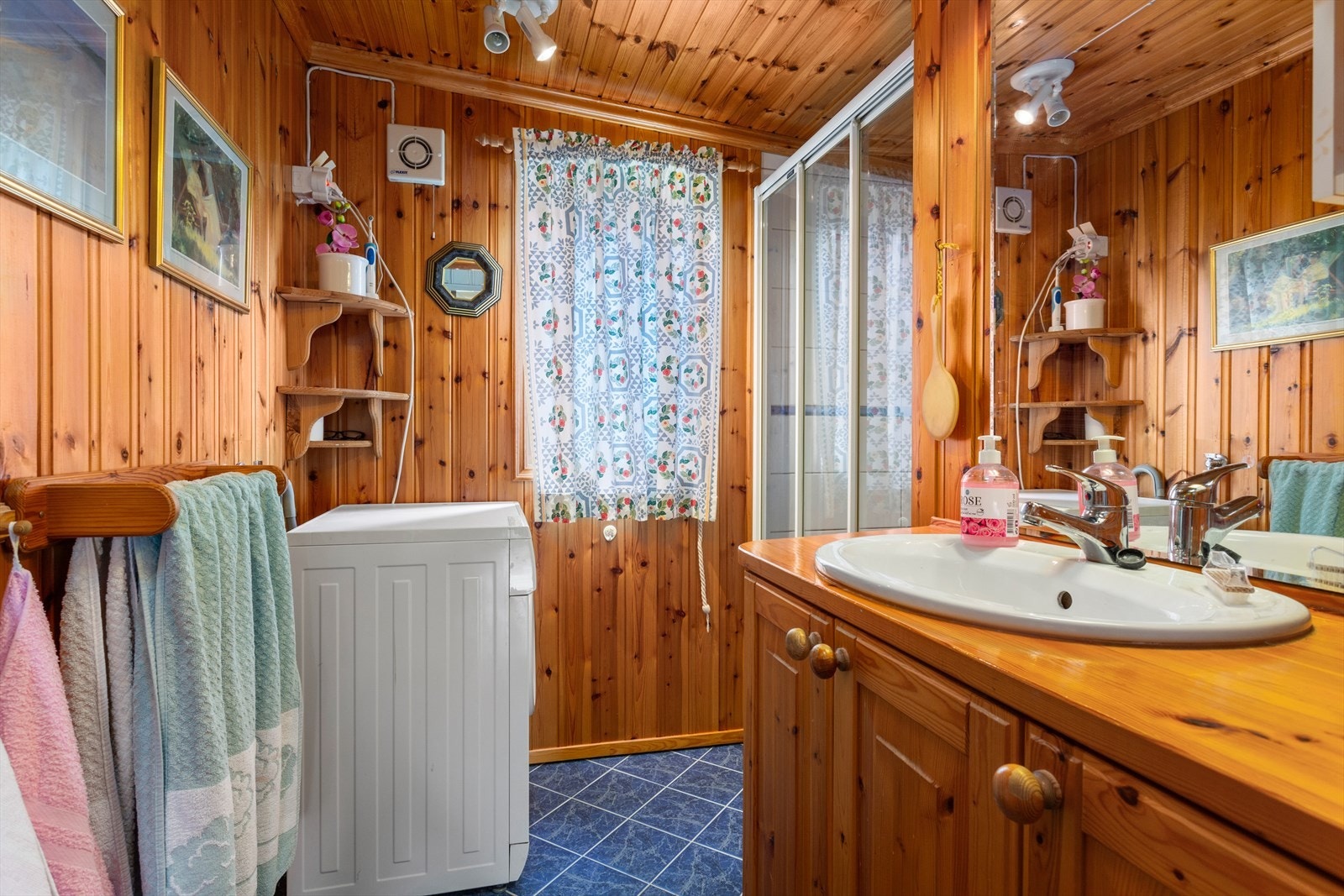 Bad har servant med innredning og dusj. Opplegg for vaskemaskin. Galleribilde