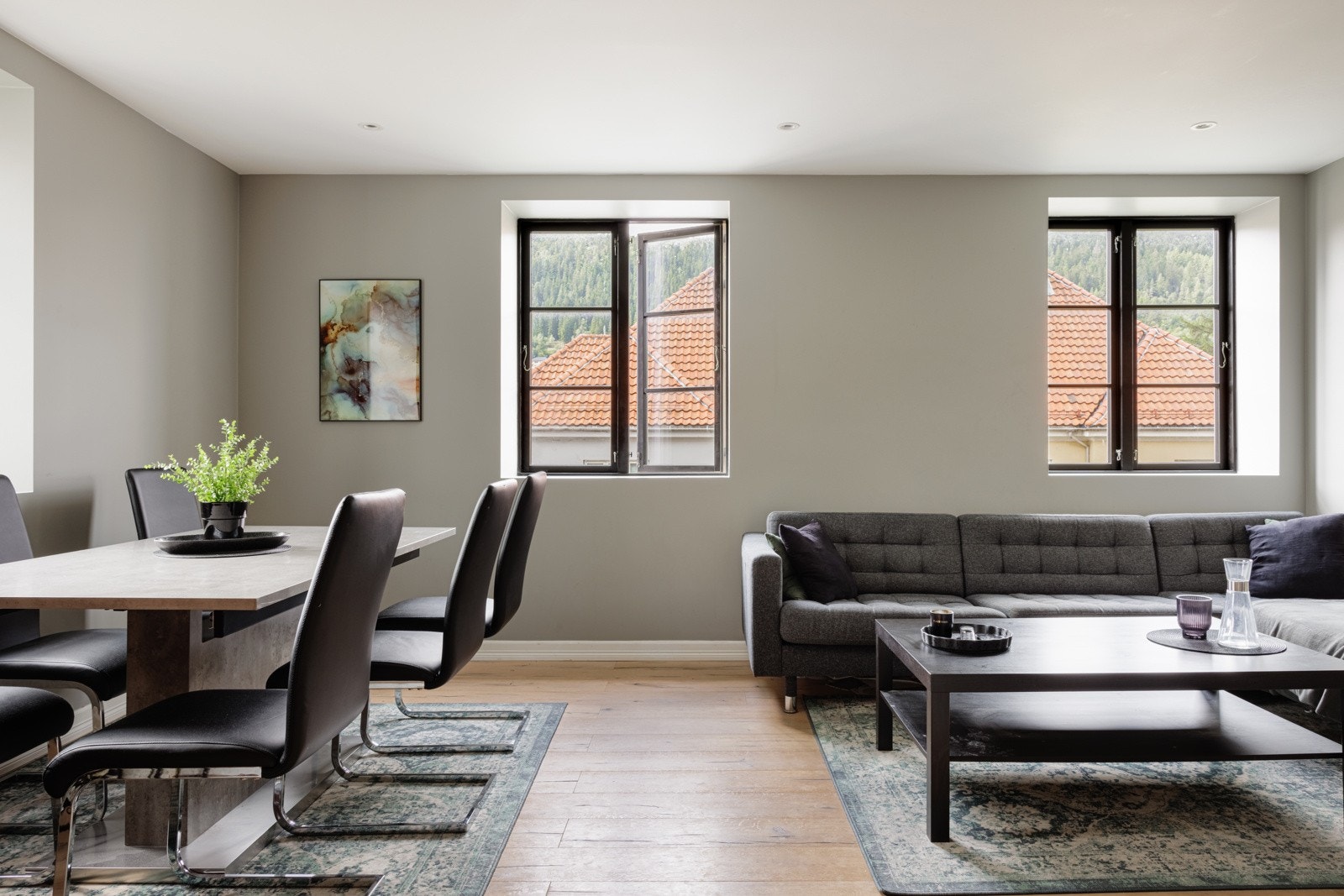 Her er det plass til en sofa av god størrelse, stuebord og en koselig spisegruppe Galleribilde