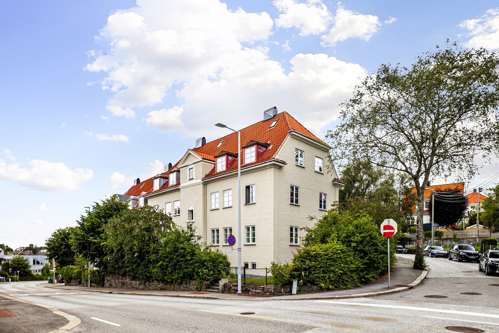 Fra leiligheten er det kort vei til de fleste servicetilbud, kollektivtransport og skoler/arbeidsplasser. Galleribilde