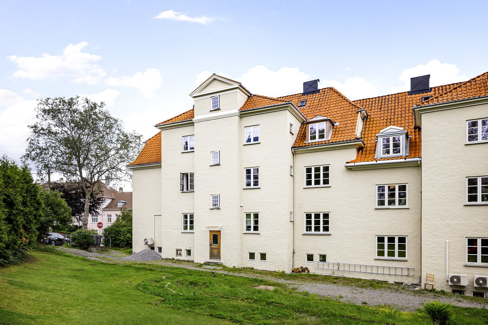 Leiligheten ligger ytterst til venstre i byggets andre etasje. Galleribilde