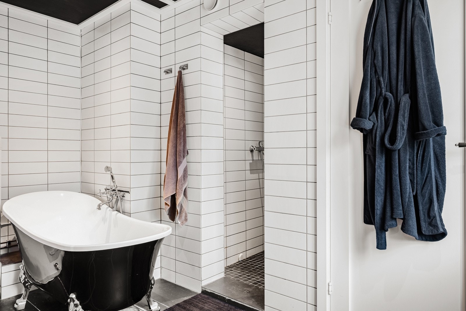 Overflatene består av en en-stavs parkett på soveromssiden, og keramiske fliser på baderomsdelen. Galleribilde