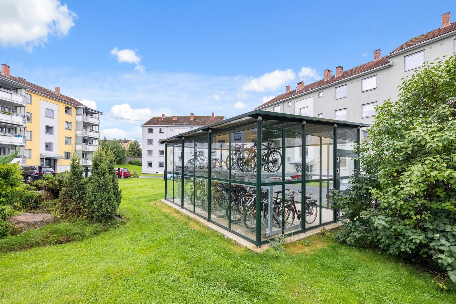 Borettslaget har et eget hus for sykkelparkering, som sto ferdig i 2023 Galleribilde