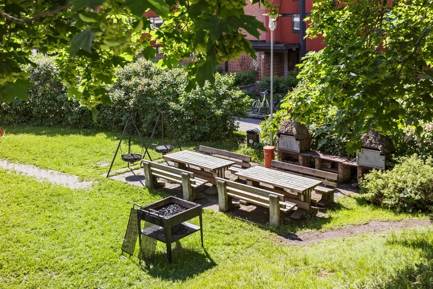 Den store og fine bakgården som hører til borettslaget var også en stor fordel. Den er som en hage midt i byen, med mulighet for å samle venner og familie til grilling, bålpanne-kos eller nystekt pizza fra borettslagets pizzaovn. Galleribilde
