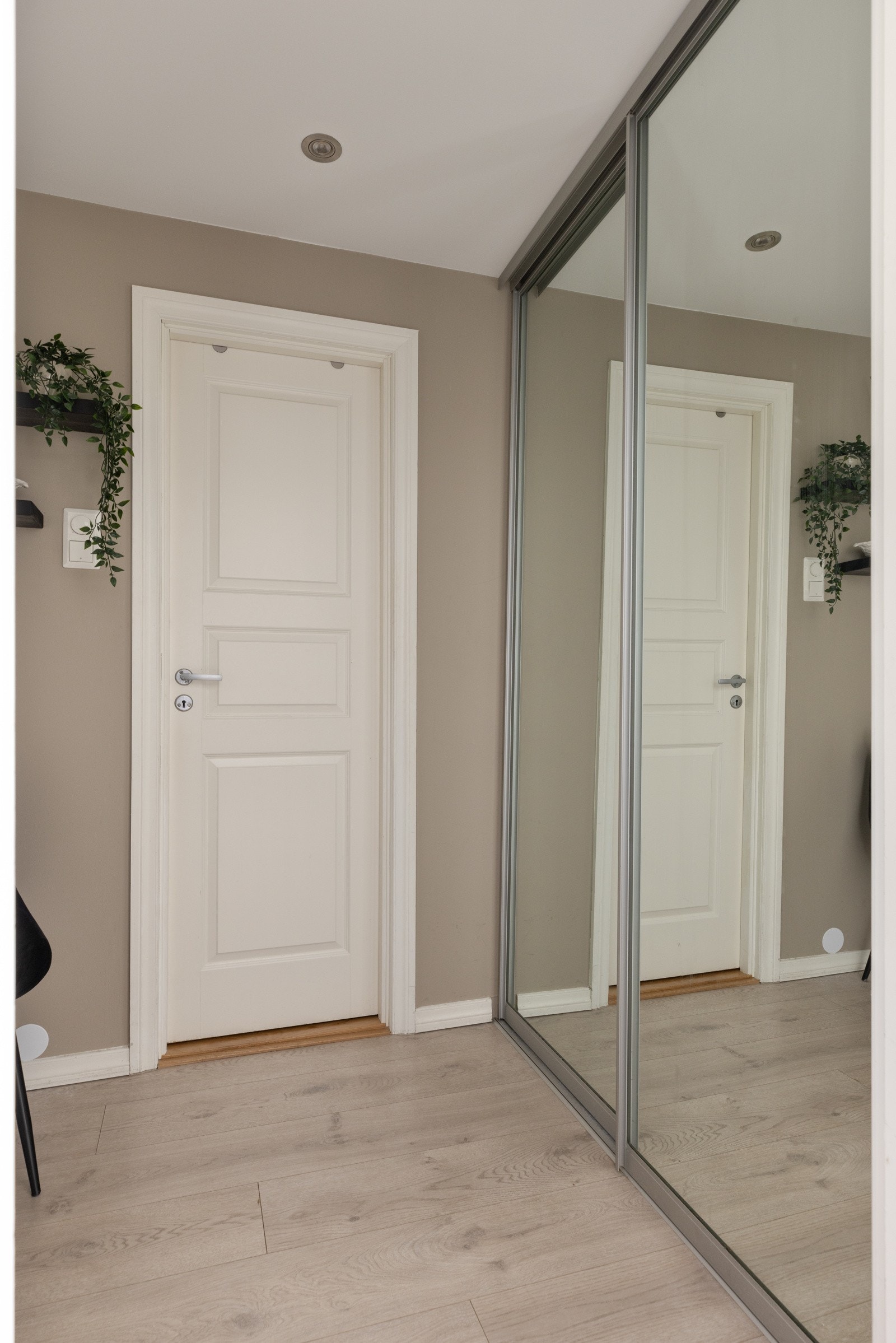 Entré med garderobe. Det disponerer også en bod på balkongen + en i 9. etg. Galleribilde
