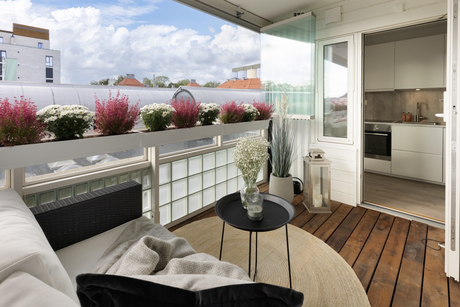 Balkongen har ettermiddags- og kveldssol. Solen kommer ca. kl. 15.30, og varer til ca. kl. 21-22 (avhengig av tiden på året, noen øyeblikk bak Torshovhøyden bygget). Galleribilde