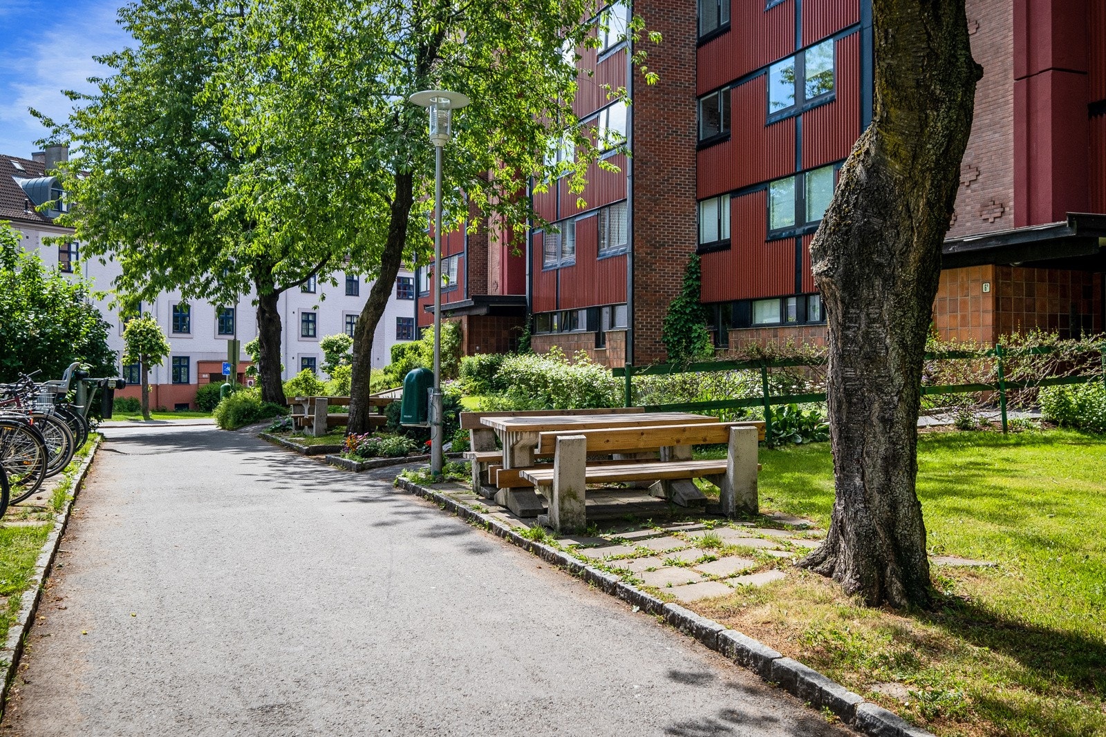 Borettslaget har en egen grøntkomitee som bidrar til at grønområdene ser hyggelige ut. Galleribilde