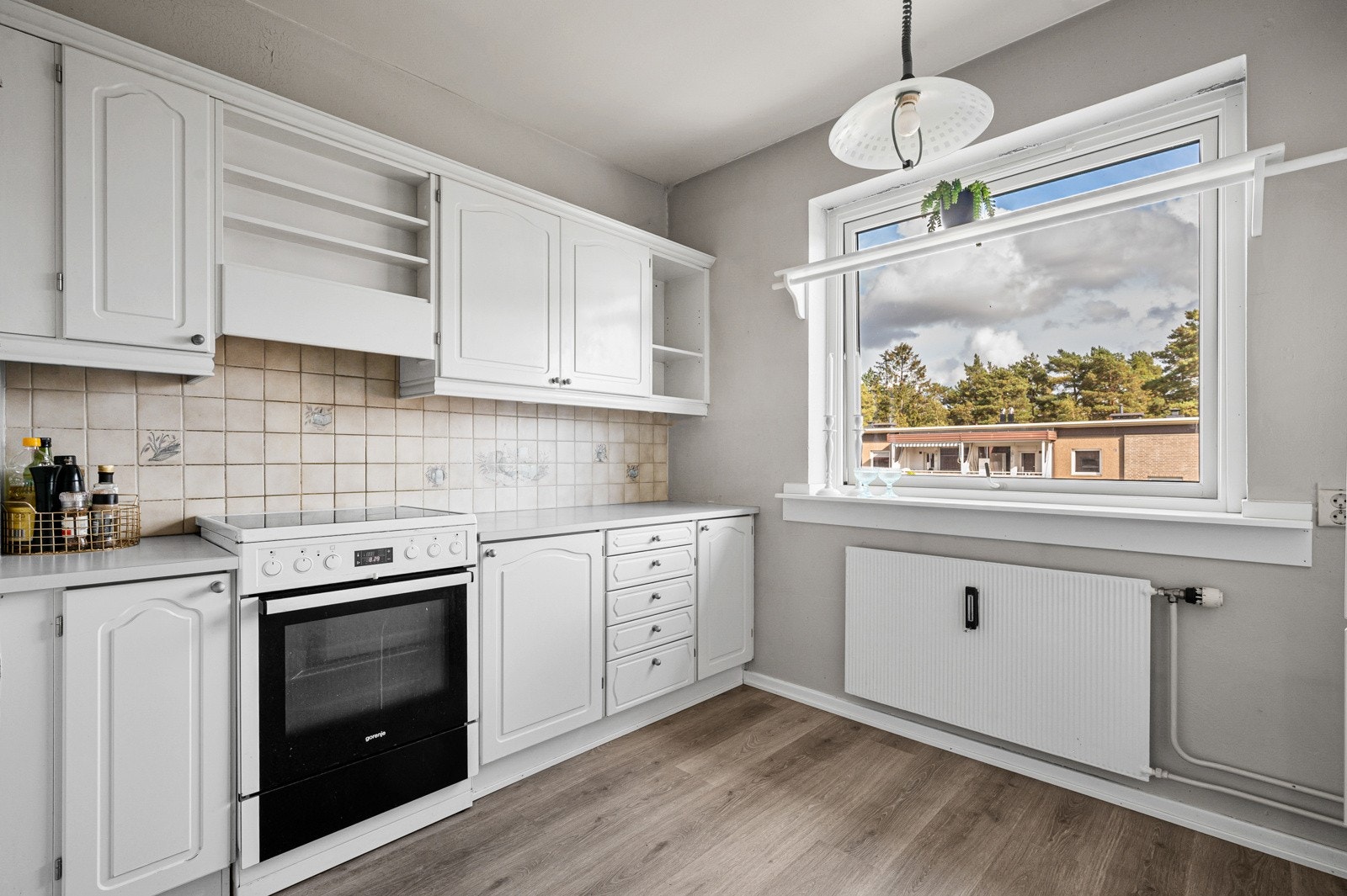 Kjøkkenet vil du finne i et separat rom. Her har du rikelig med skap- og benkeplass, og du har plass til frokostbord. Galleribilde