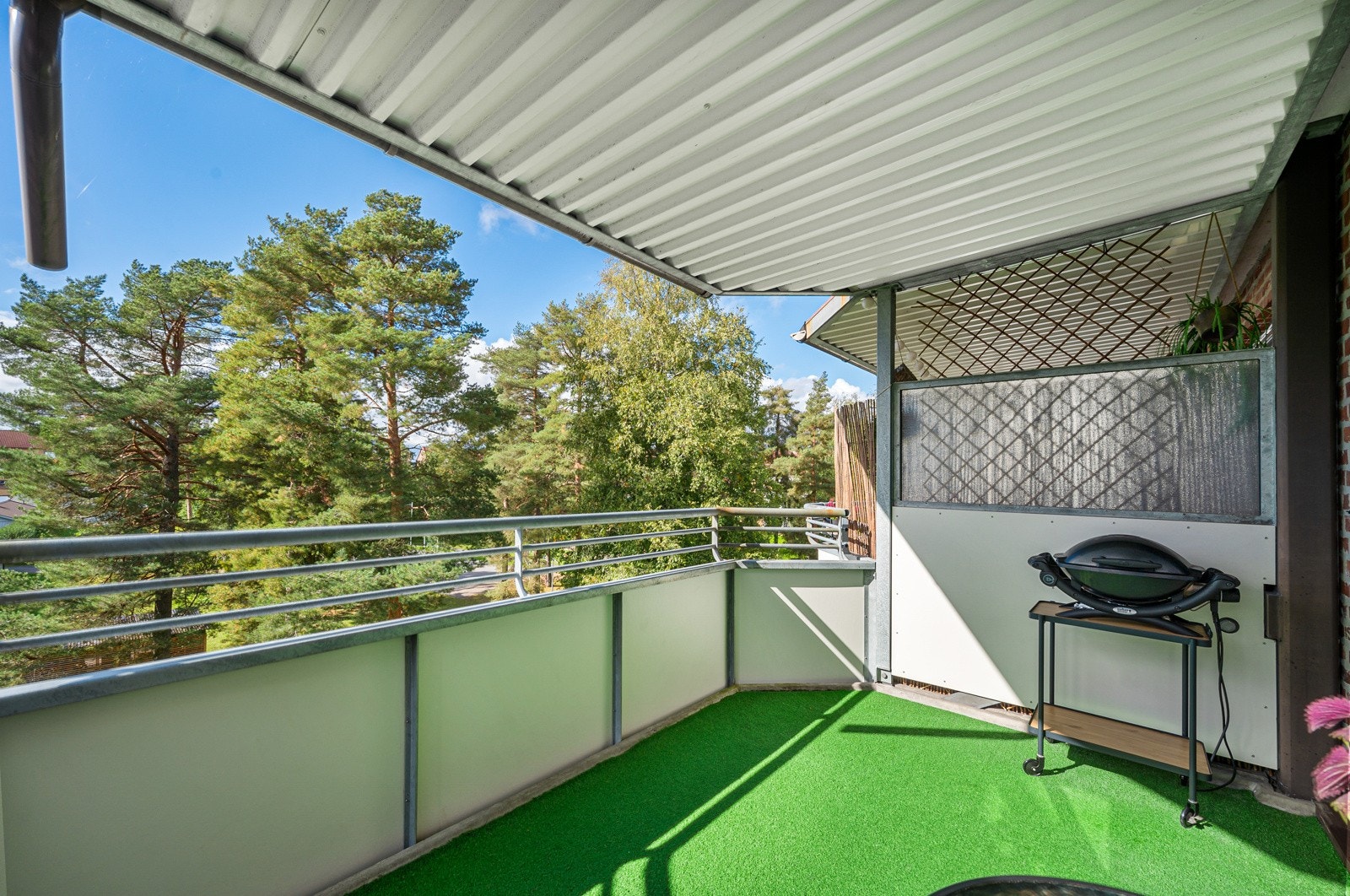 Her får du rikelig med plass til utemøblement og grill. Galleribilde