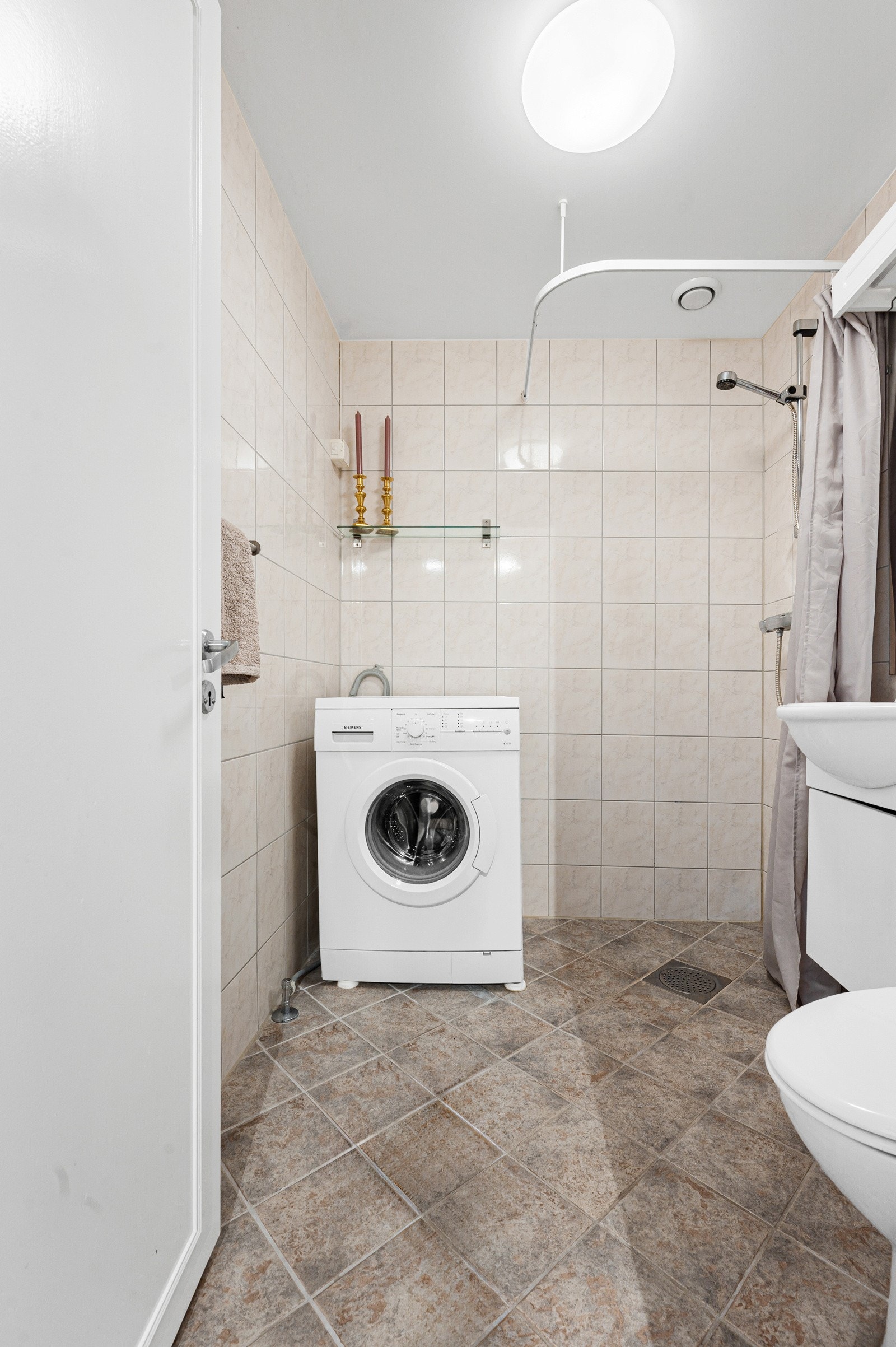 Det er vannbåren gulvvarme på badet som også dekkes av felleskostnadene. Galleribilde