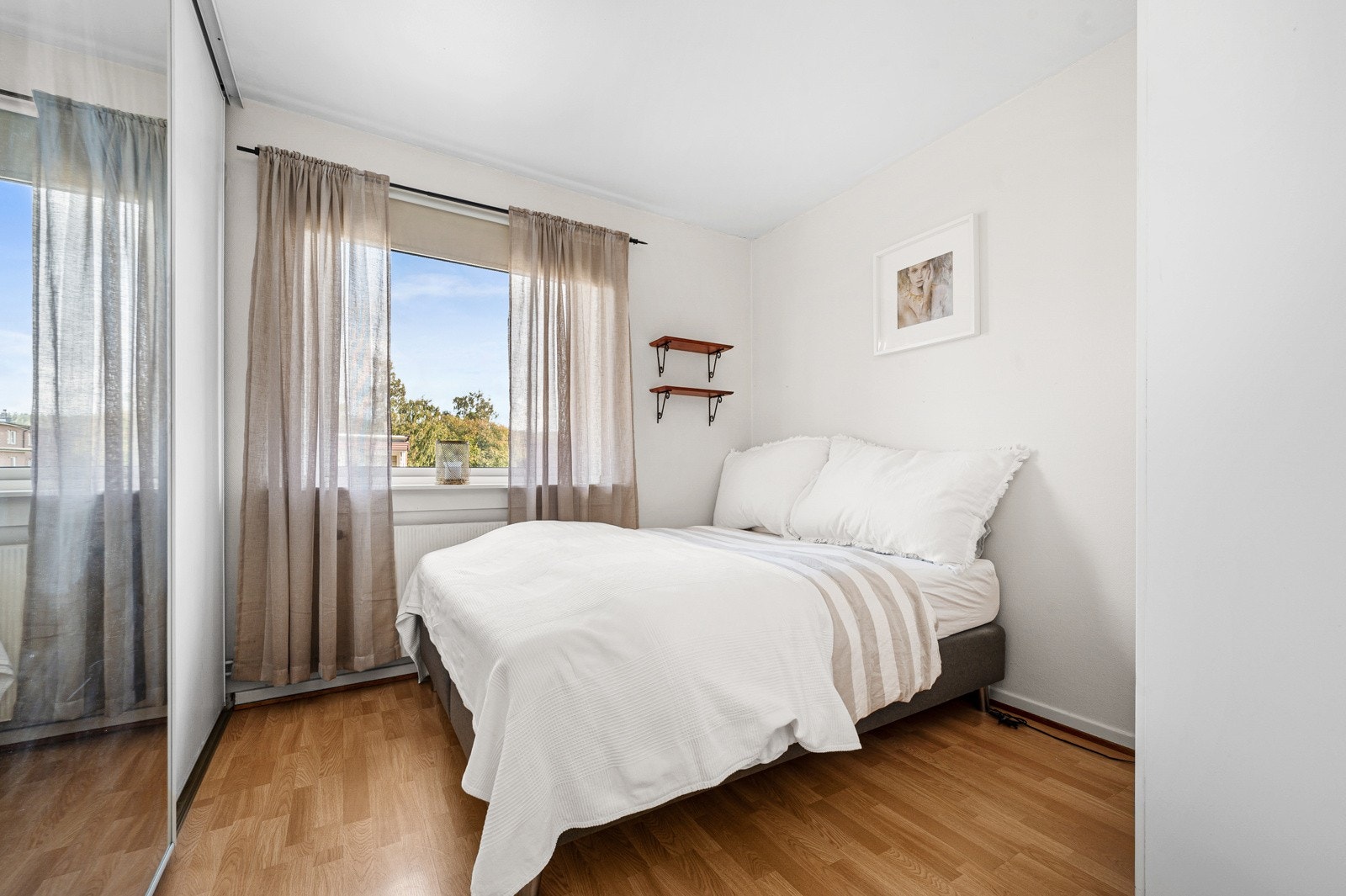 Soverommet gir deg plass til stor dobbeltseng og div. oppbevaringsmøbler. Galleribilde