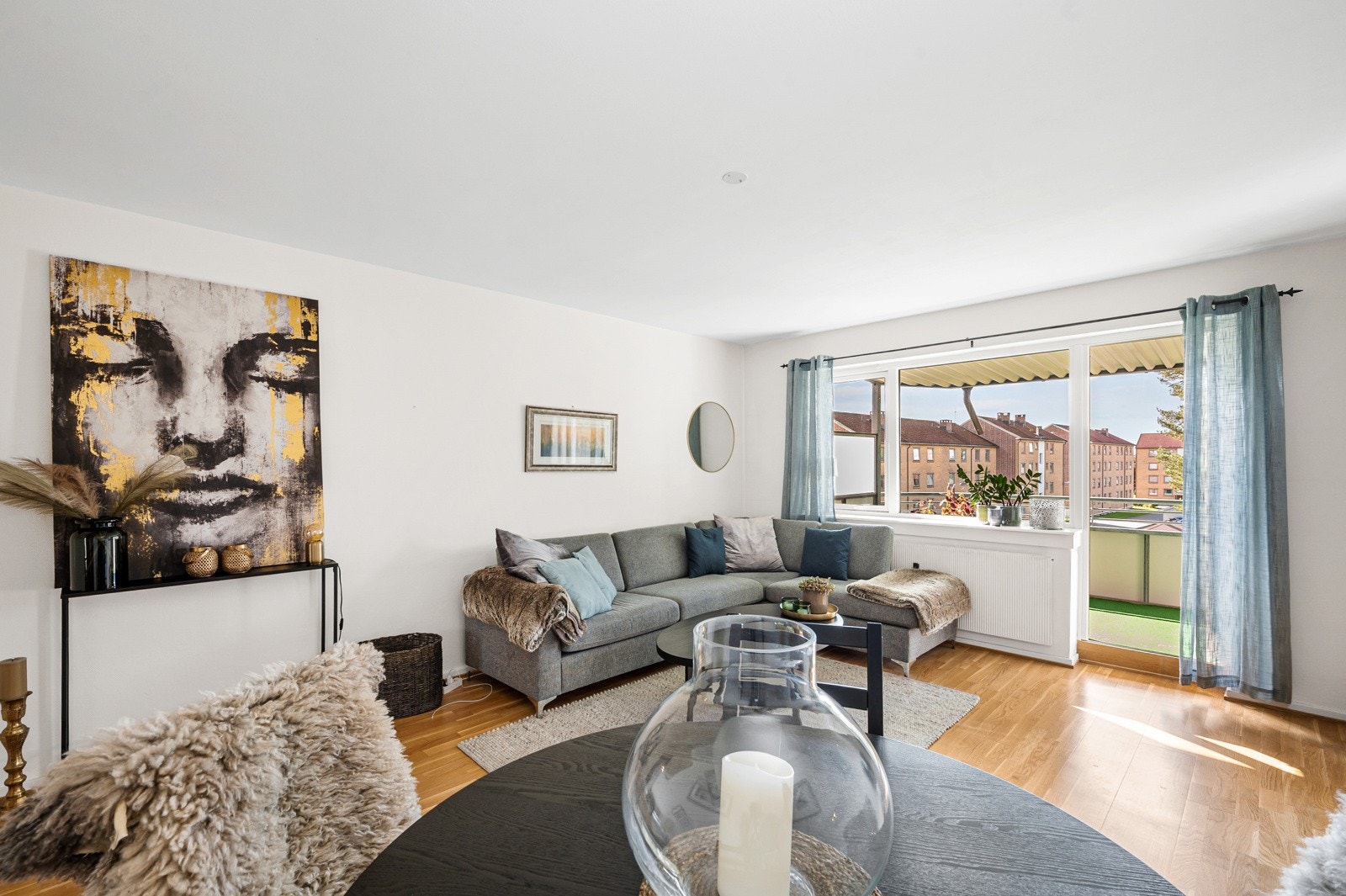 Aida Rajic v/EIE eiendomsmegling ønsker velkommen til denne store og lyse 2-roms leiligheten på Oppsal. Galleribilde