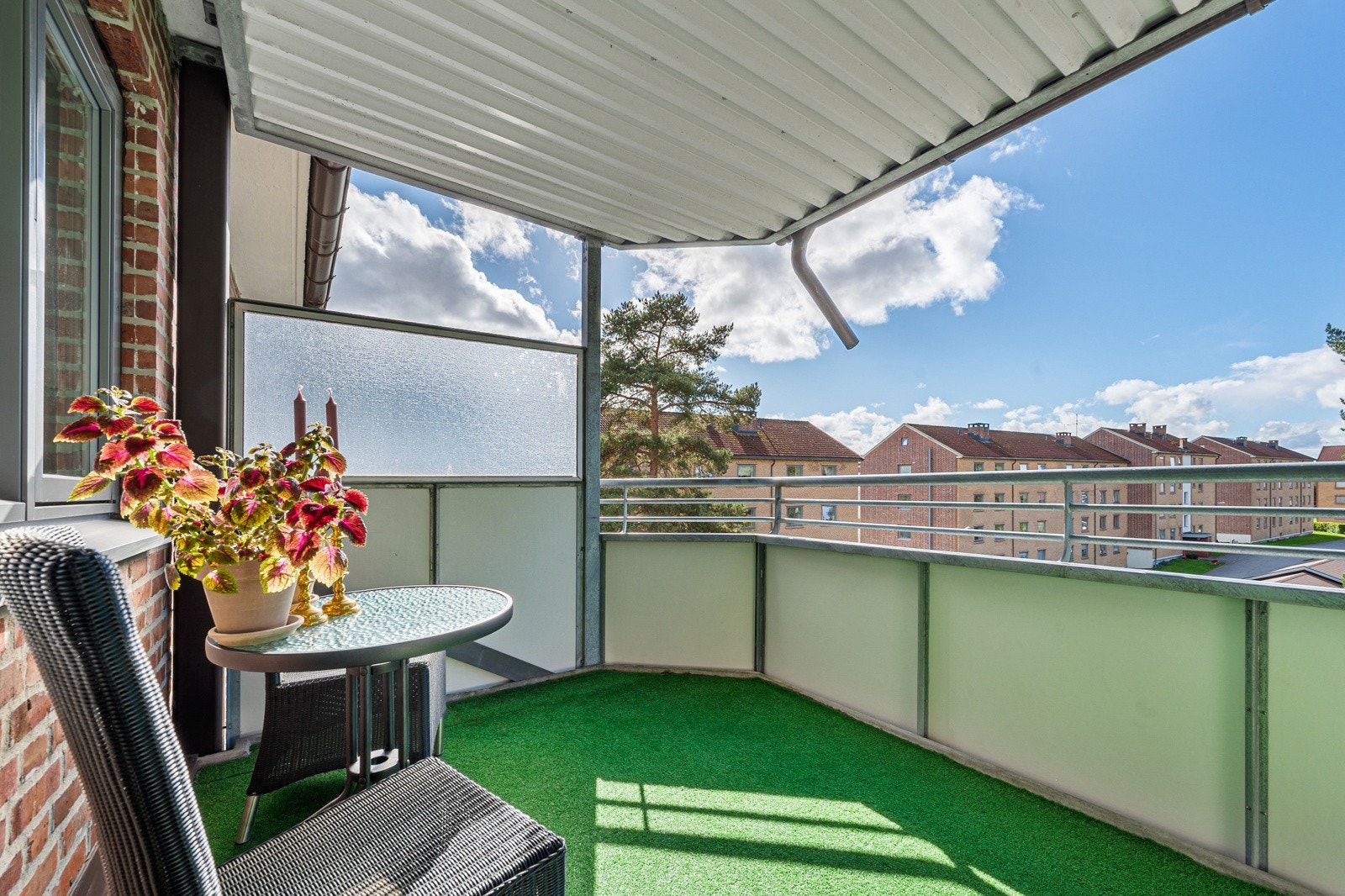 Leiligheten har en solrik balkong på ca. 9 kvm, vendt ut mot hyggelig grøntområde. Solen kan du nyte fra tidlig ettermiddag og utover kvelden. Galleribilde