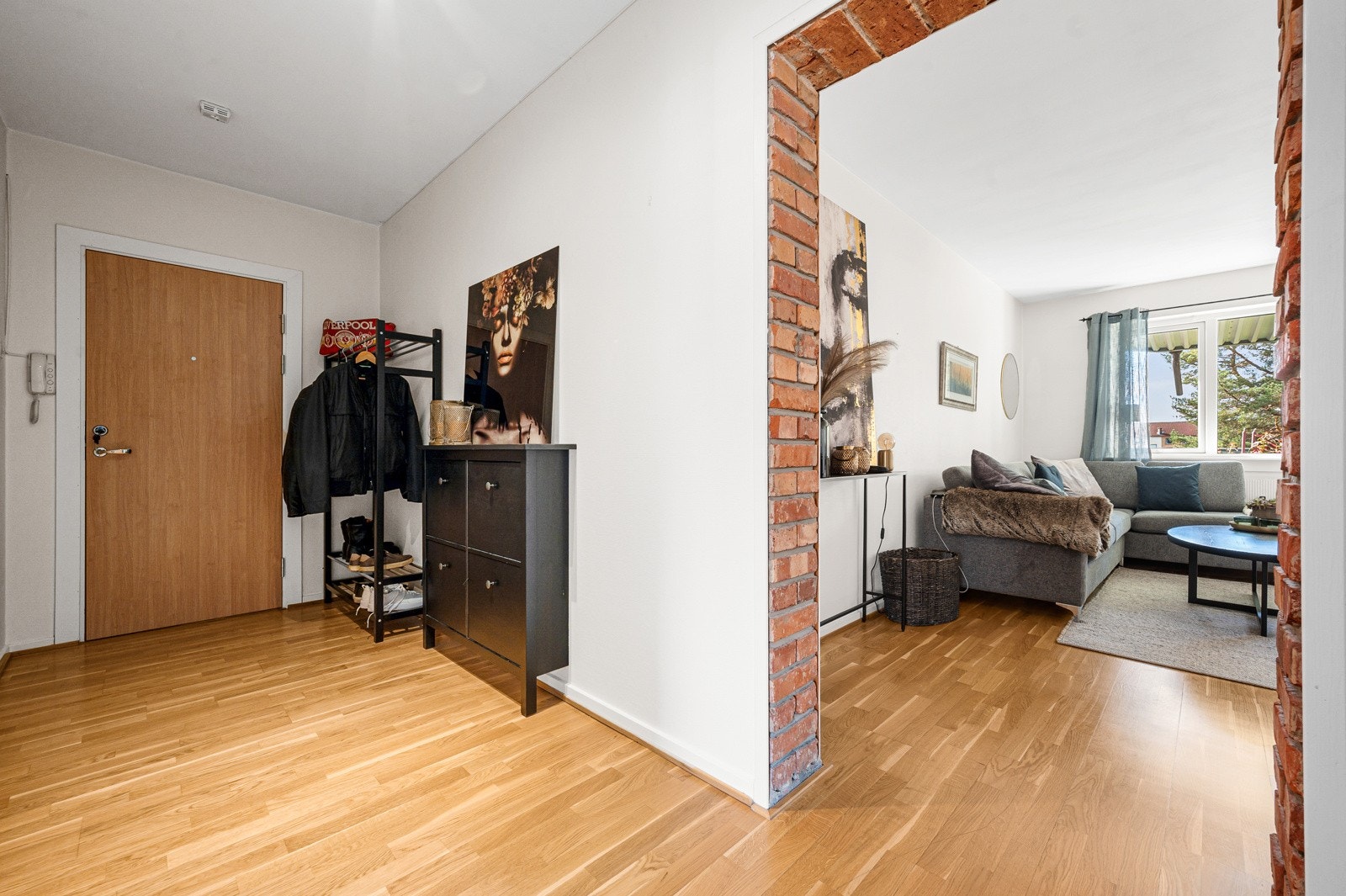 Leilighetens gang oppleves som romslig, hvor den skaper en fin flyt mellom rommene. Galleribilde