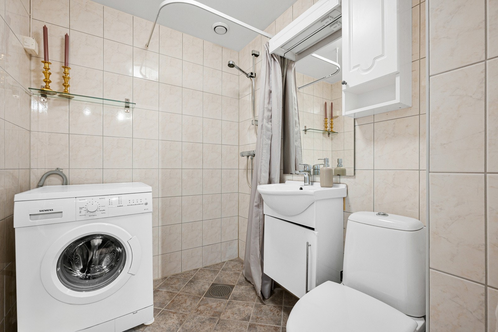 Leiligheten har et romslig bad pusset opp i regi av borettslaget. Galleribilde