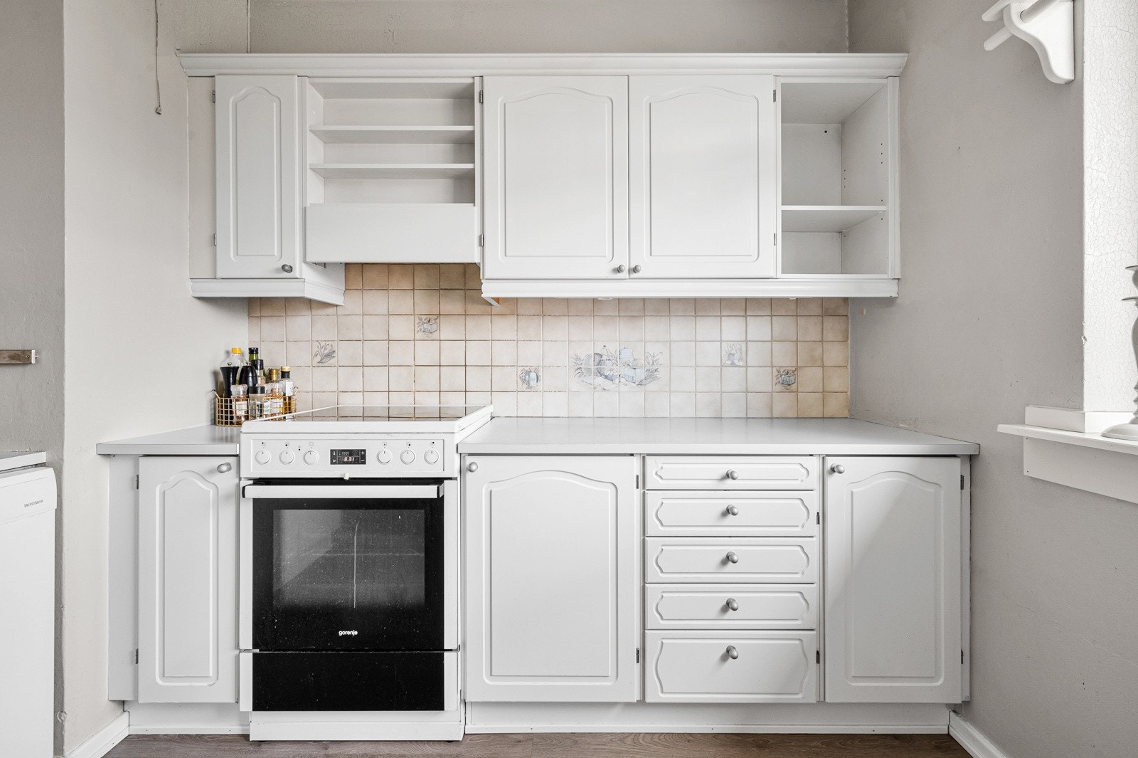 Alle hvitevarer på kjøkken (utenom separat liten fryser) vil følge boligen ved salg. Galleribilde