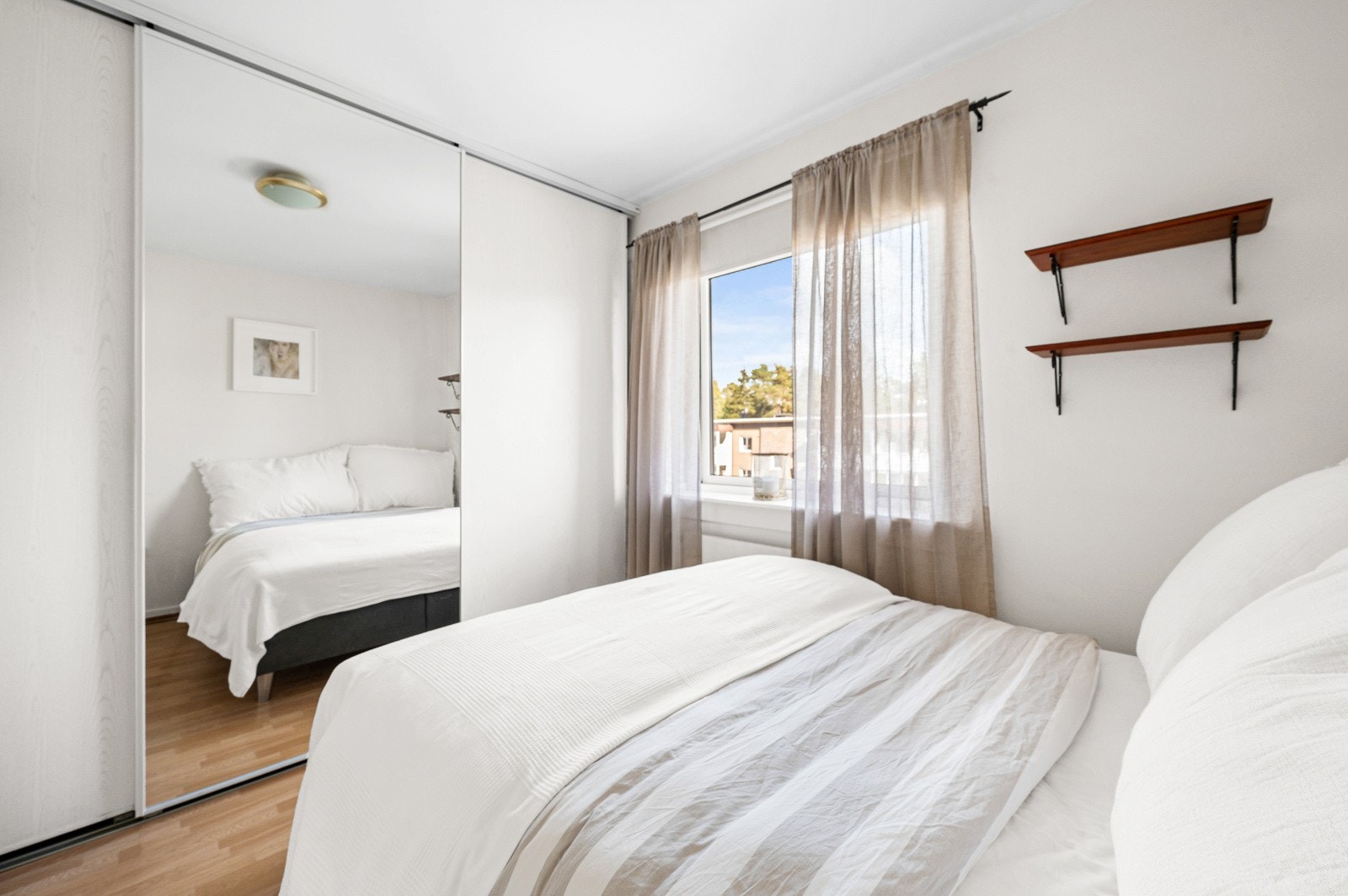 Det er godt med oppbevaringsmuligheter i skyvedørsgarderoben. Galleribilde