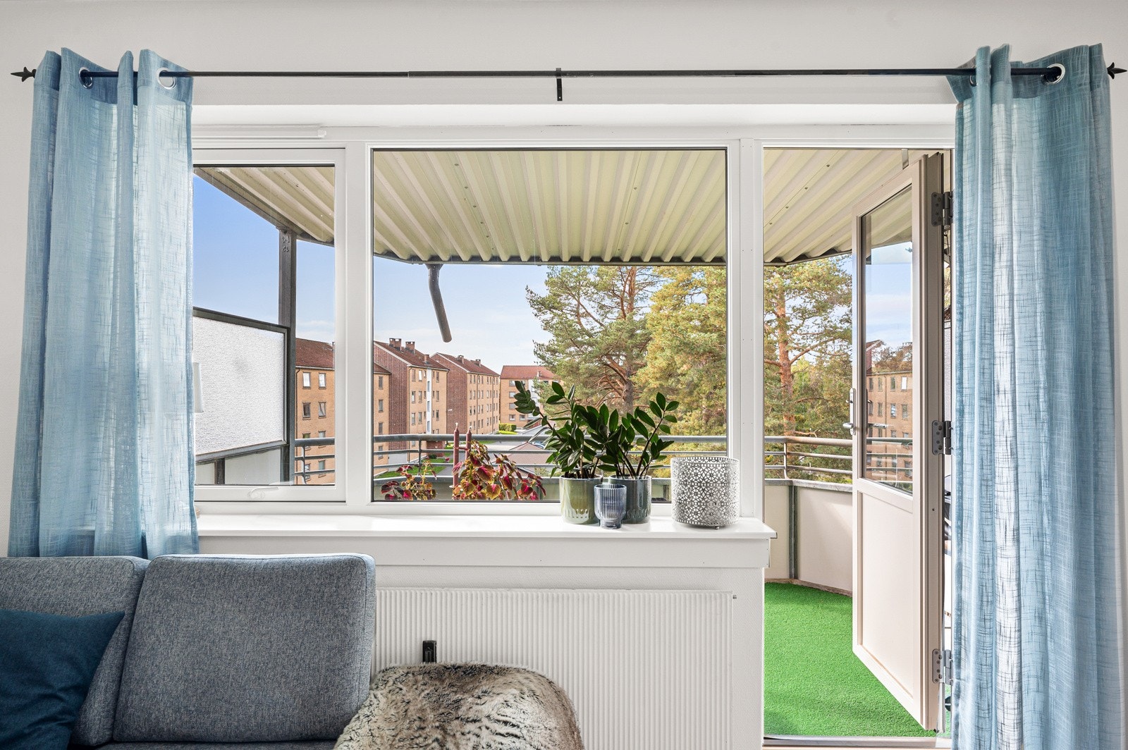 Leiligheten har store vindusflater på to sider som slipper inn rikelig med naturlig lys. Galleribilde