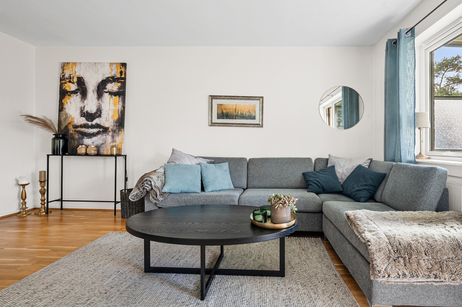 Stuen har en fin størrelse og flere møbleringssoner. Galleribilde