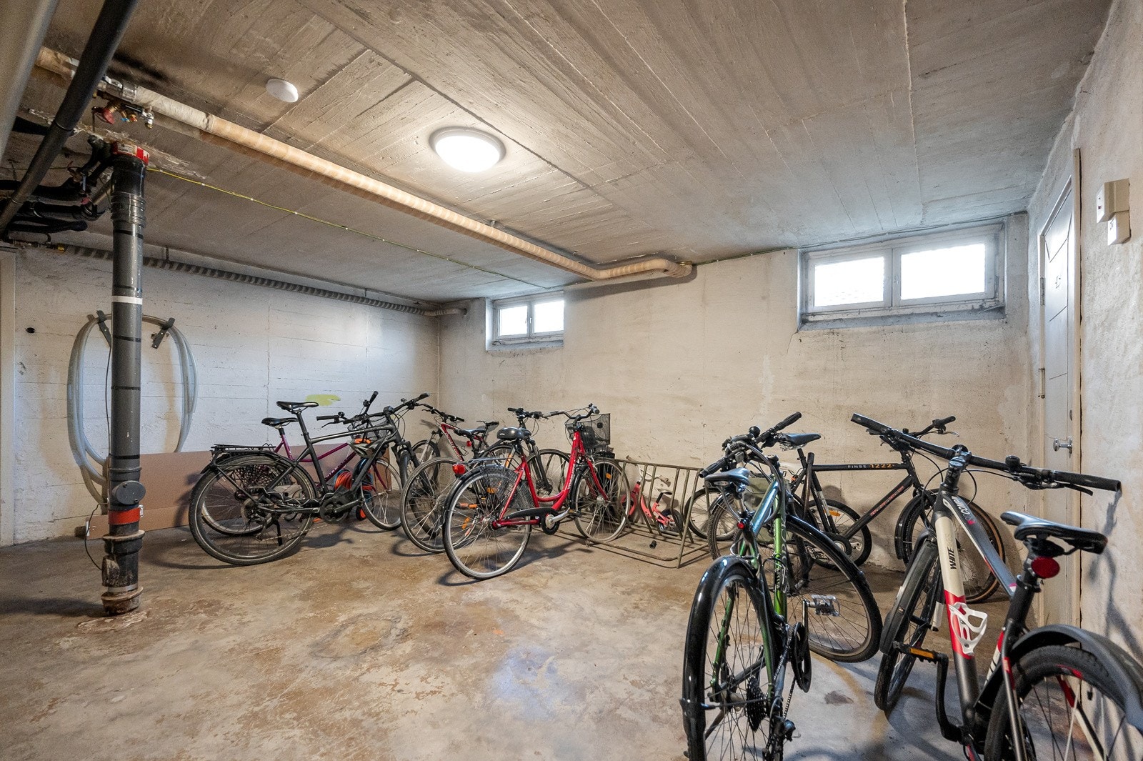 Det er sykkelparkering i borettslaget. Galleribilde