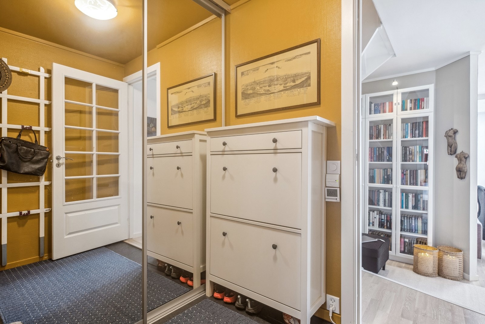 I entreen er det en romslig skyvedørsgarderobe med speilfronter. Galleribilde