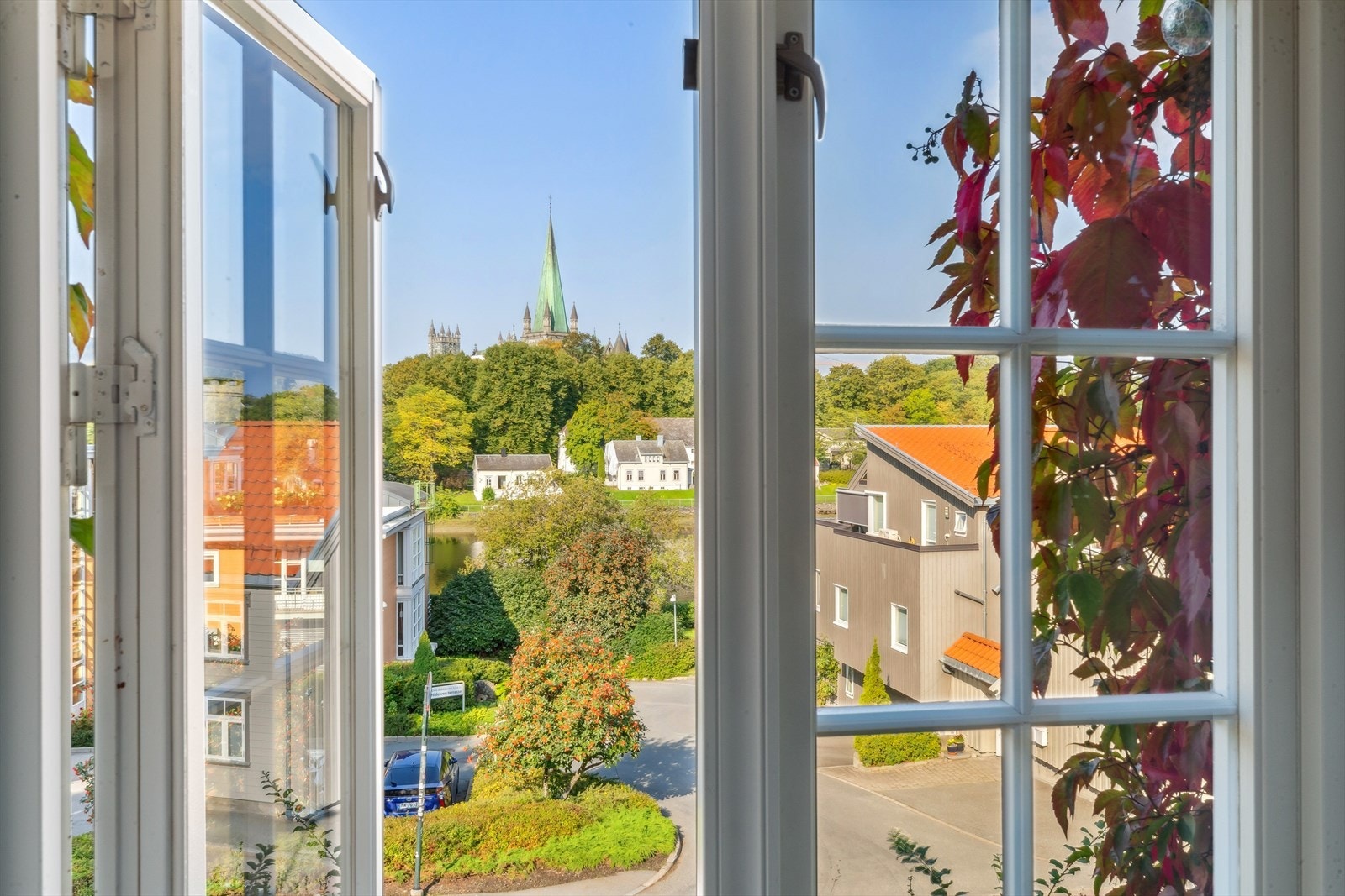 Den flotte beliggenheten gir en svært idyllisk utsikt mot Nidelva og Nidarosdomen. Galleribilde