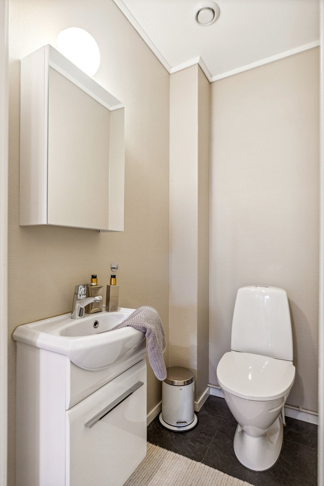 Toalettrommet ble pusset opp i 2015 og gir et pent inntrykk med toalett , hvit innredning og speilskap. Galleribilde