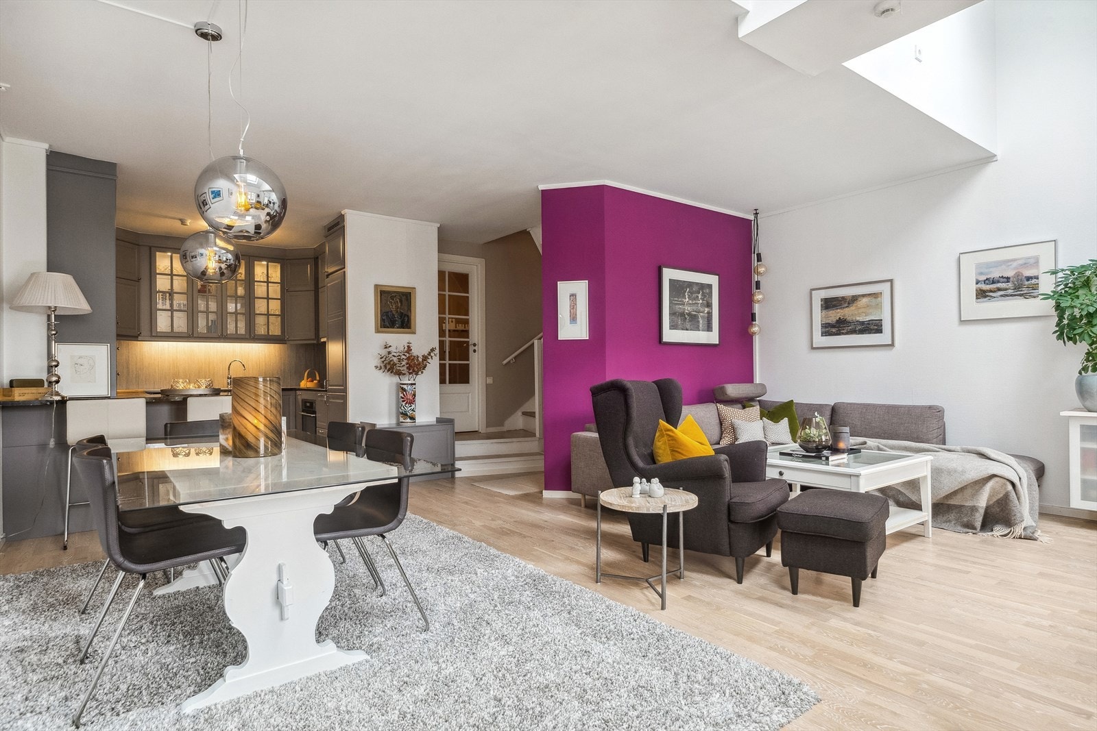 Stuen har god plass til møblering i flere soner. Galleribilde