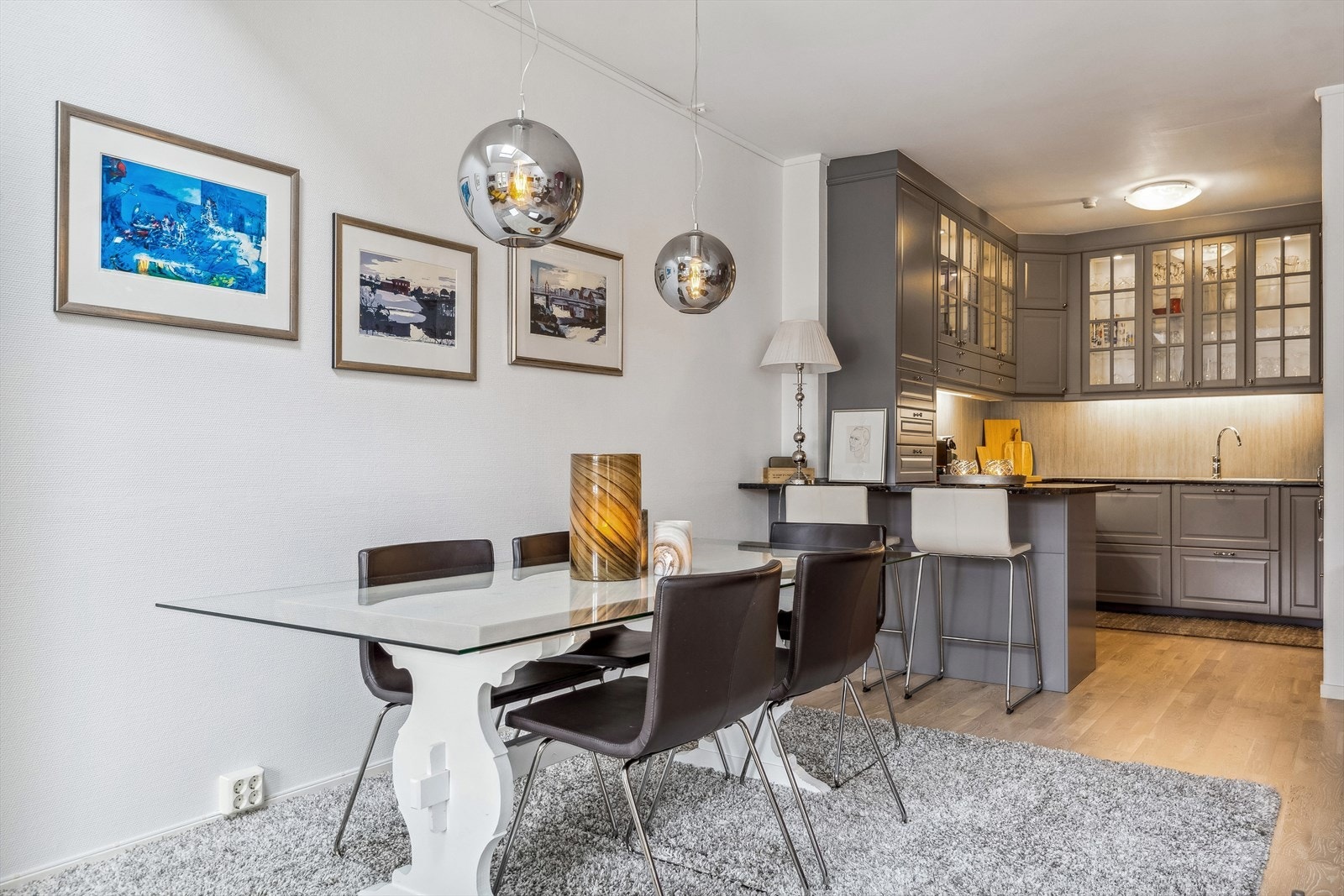 I den takhøye kjøkkeninnredningen er det flere integrerte hvitevarer. Galleribilde