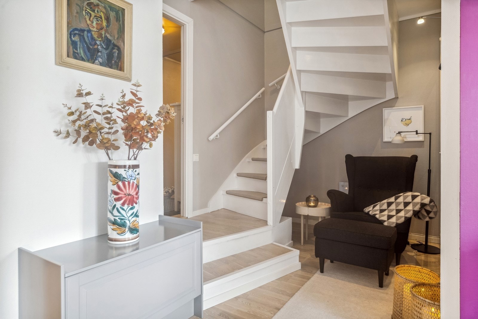 Fra entreen er det adkomst til en egen lesesone med trapp opp til tredje etasje. Galleribilde