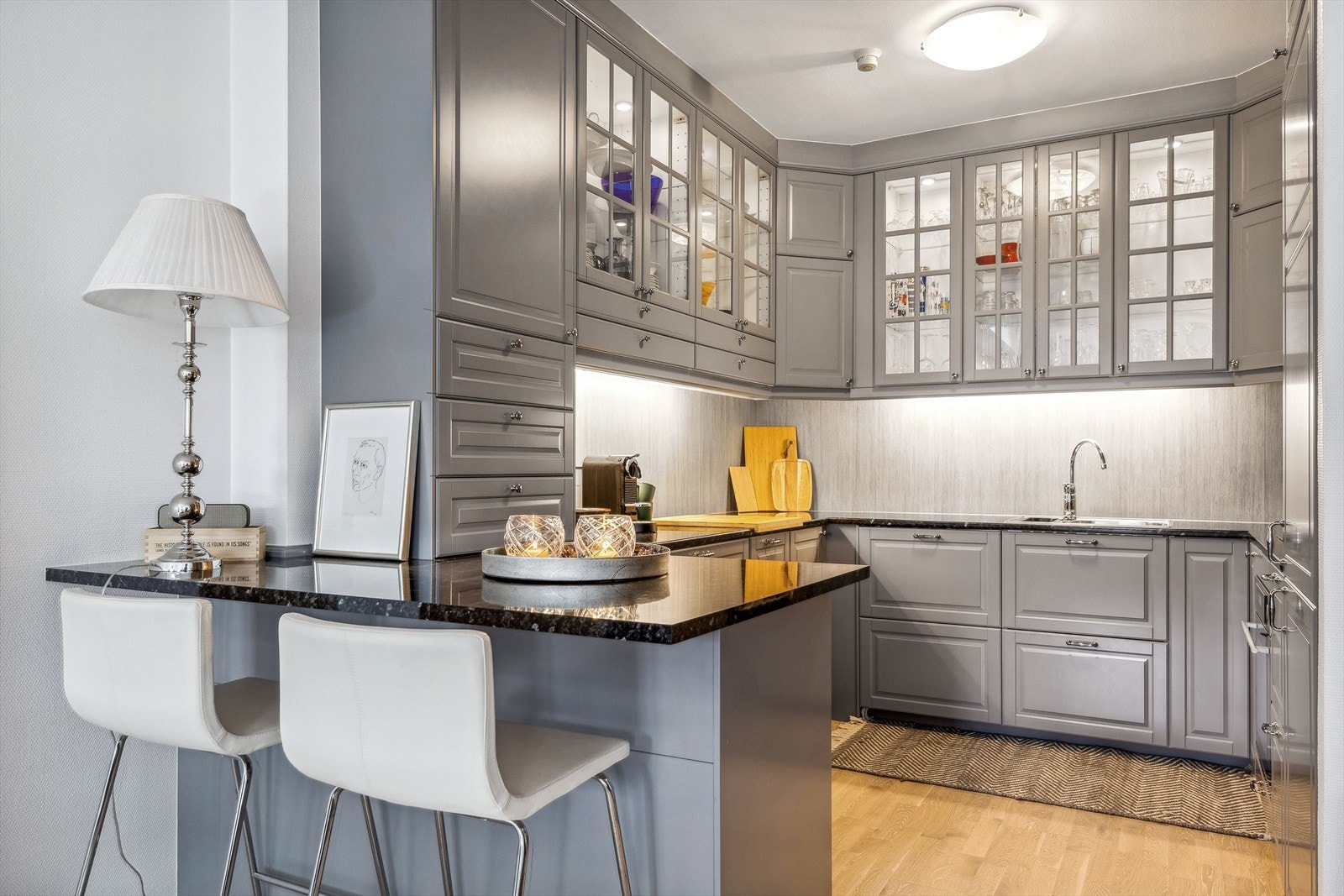 I enden av kjøkkeninnredningen er det en fin spiseplass ved barløsning. Galleribilde