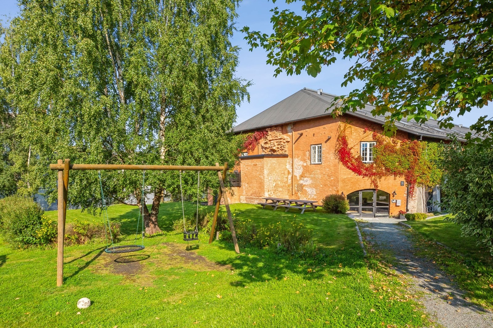 Sameiet har en parklignende fellestomt på 4855 kvm med store plenarealer, trær og frodig beplantning. Galleribilde