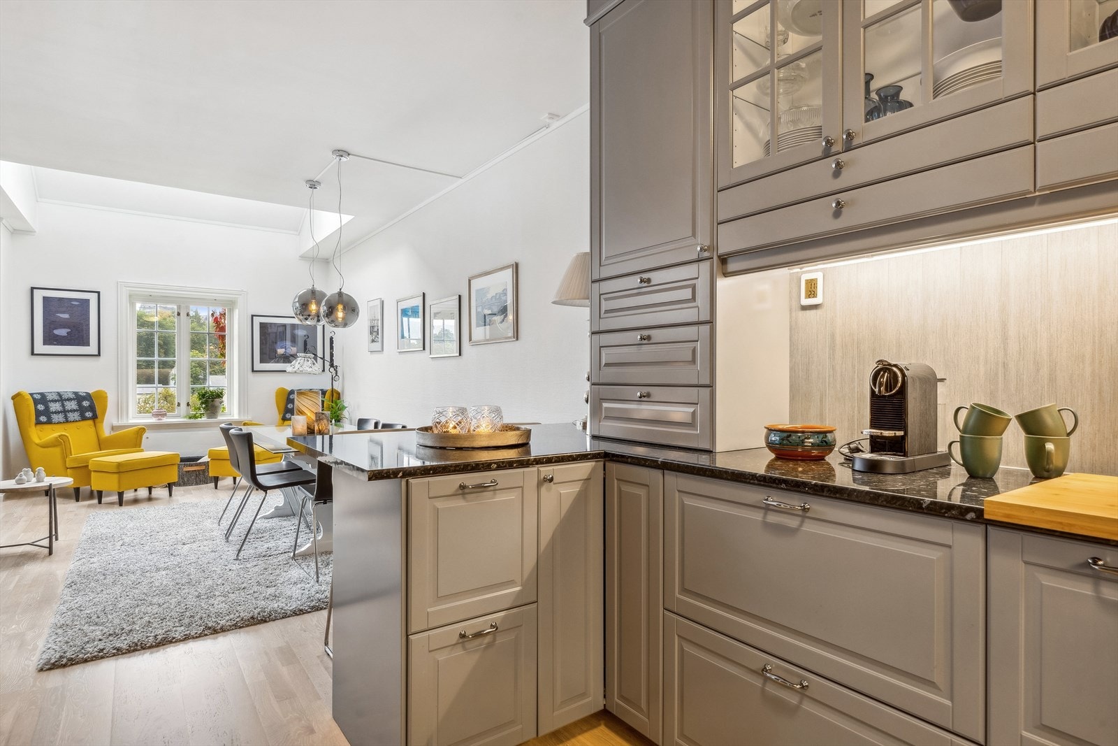 Kjøkkeninnredningen er i en klassisk stil som er lett å like. Galleribilde