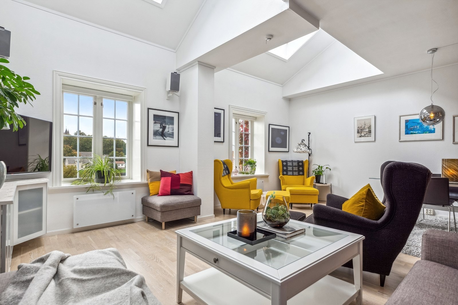 Leiligheten er i et tidligere teglbrenneri fra 1860 ombygd til leiligheter i 1995, noe som gir en unik, særegen stil. Galleribilde