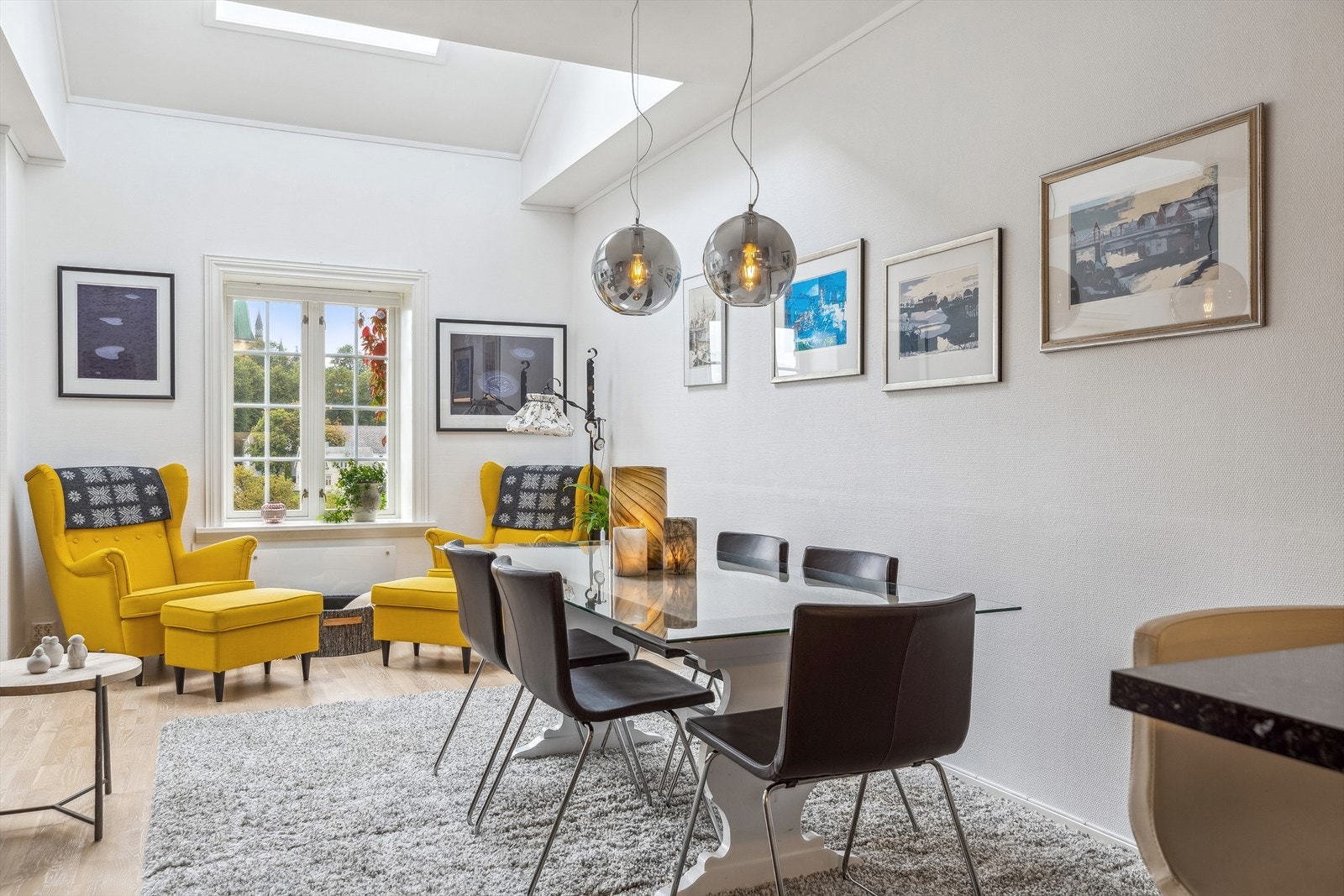 Enden av stuerommet har ekstra takhøyde med takvinduer for rikelig med naturlig lys og en fin atmosfære. Galleribilde