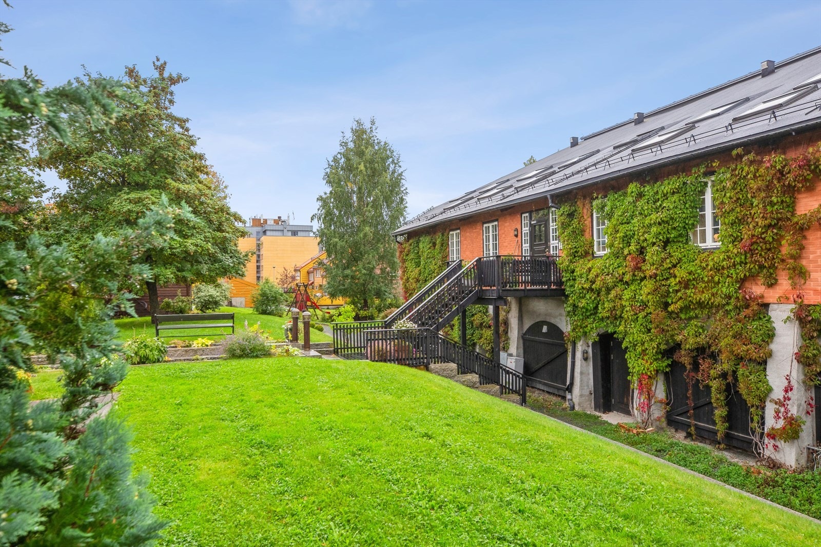 Leiligheten disponerer en parkeringsplass ute, samt tilgang til to gjesteparkeringsplasser. Galleribilde