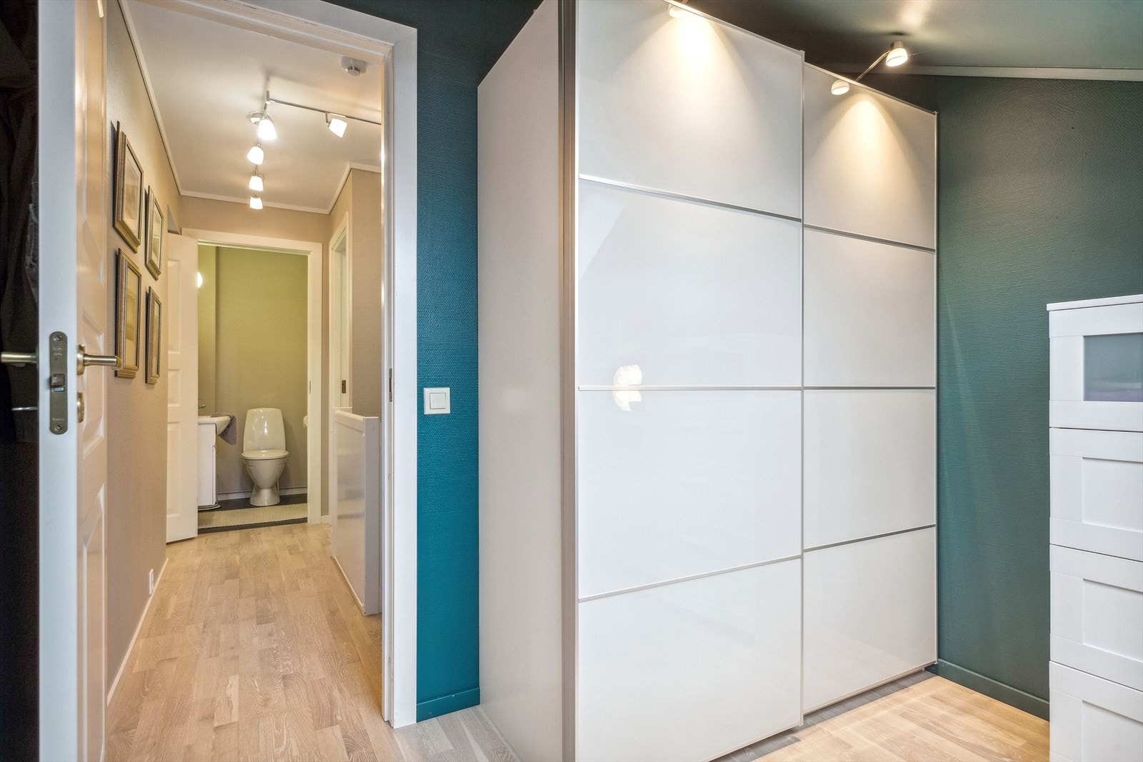 Det minste soverommet har hvit skyvedørsgarderobe. Galleribilde