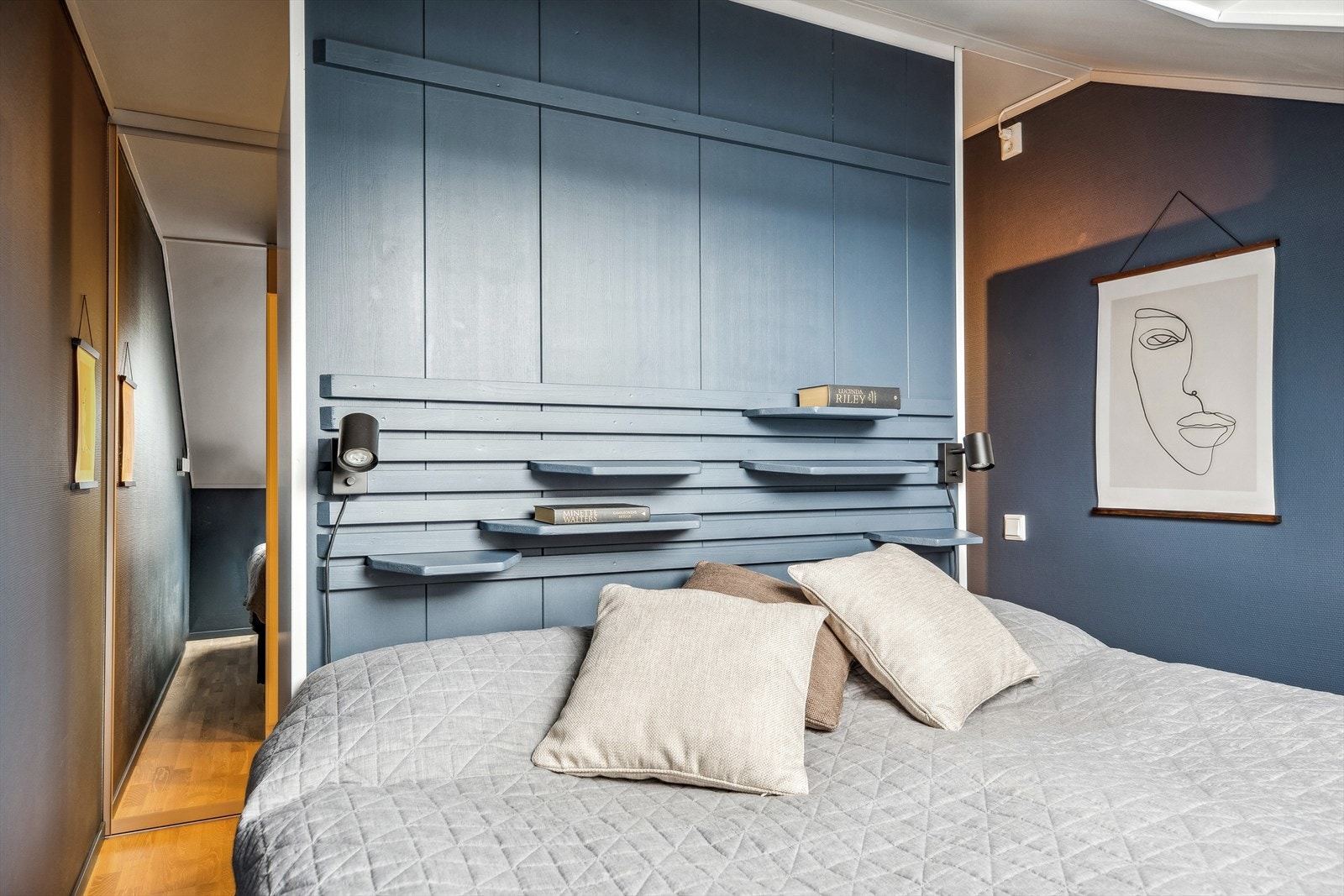 I bakkant av soveromsgarderoben er det etablert plass for dobbeltseng. Galleribilde