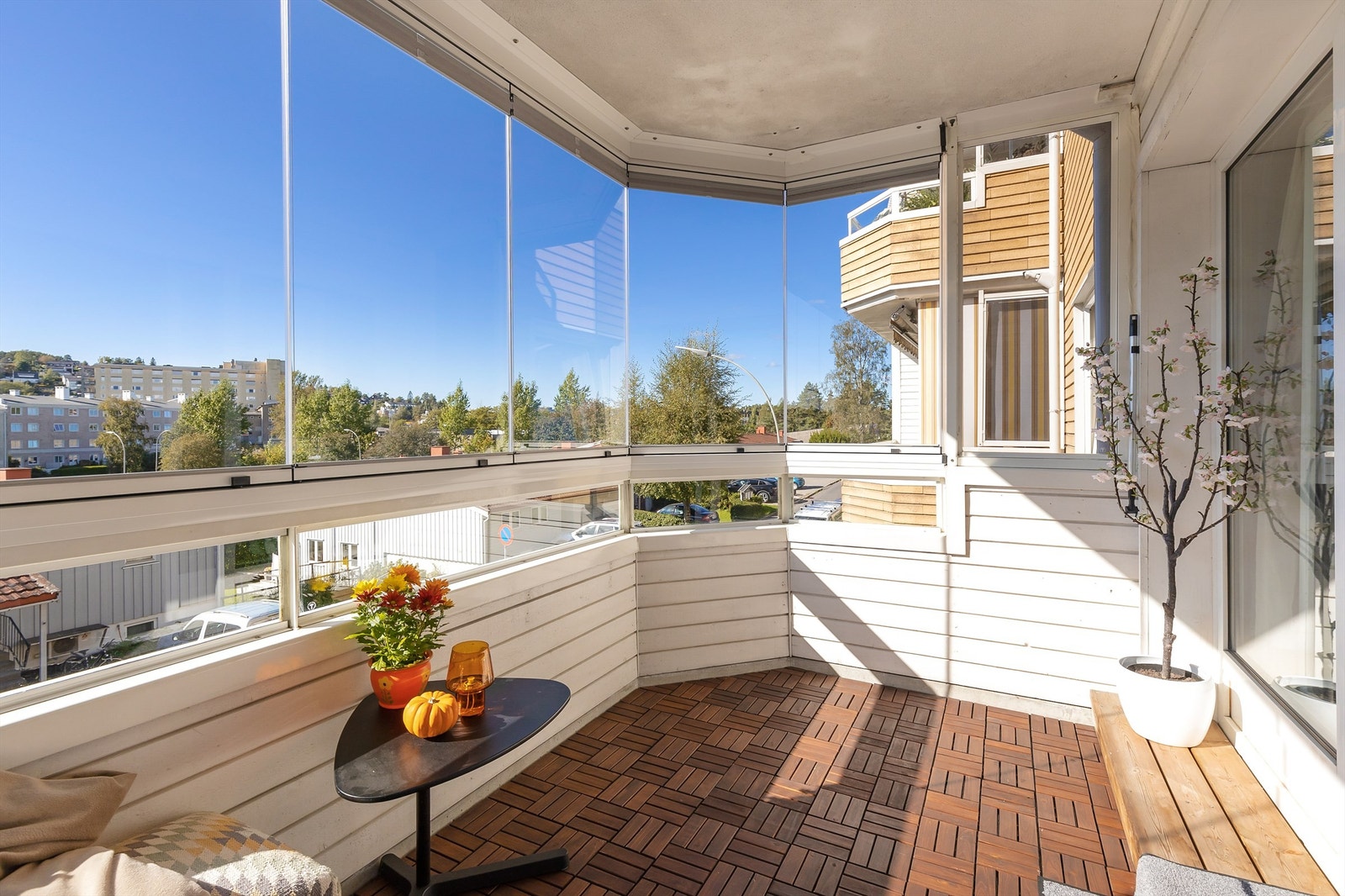 Fra stuen er det utgang til en innglasset balkong på 7 kvm med god plass til møblering av ønsket utemøblement. Galleribilde