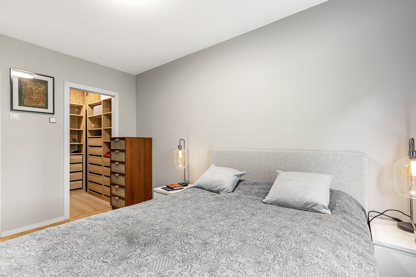 Soverommet har inngang til boligens andre bod, som kan benyttes som walk-in garderobe. Galleribilde